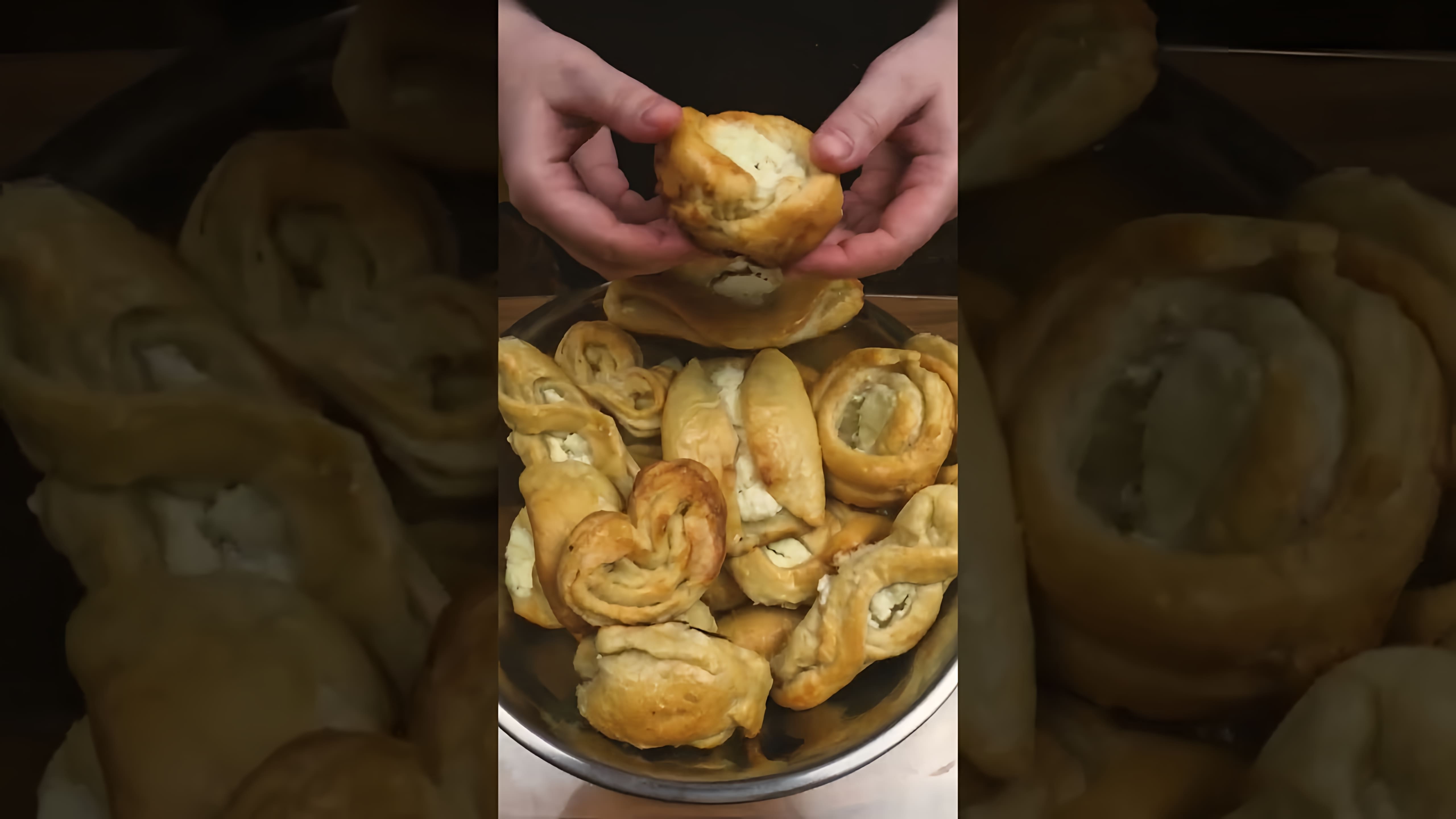 В этом видео демонстрируется процесс приготовления вкусных булочек на живых дрожжах