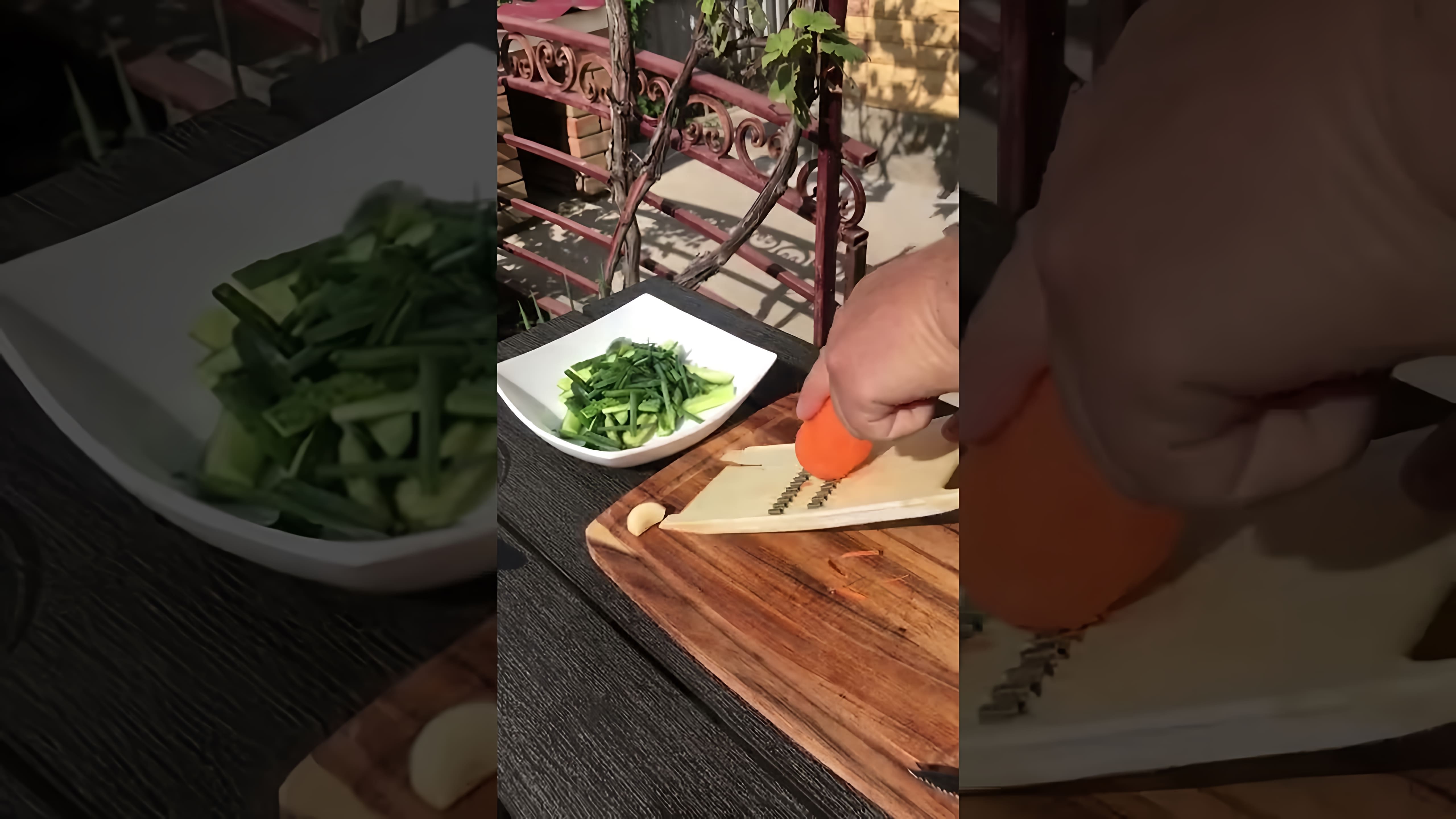 В этом видео демонстрируется быстрый и простой способ приготовления огурцов по-корейски
