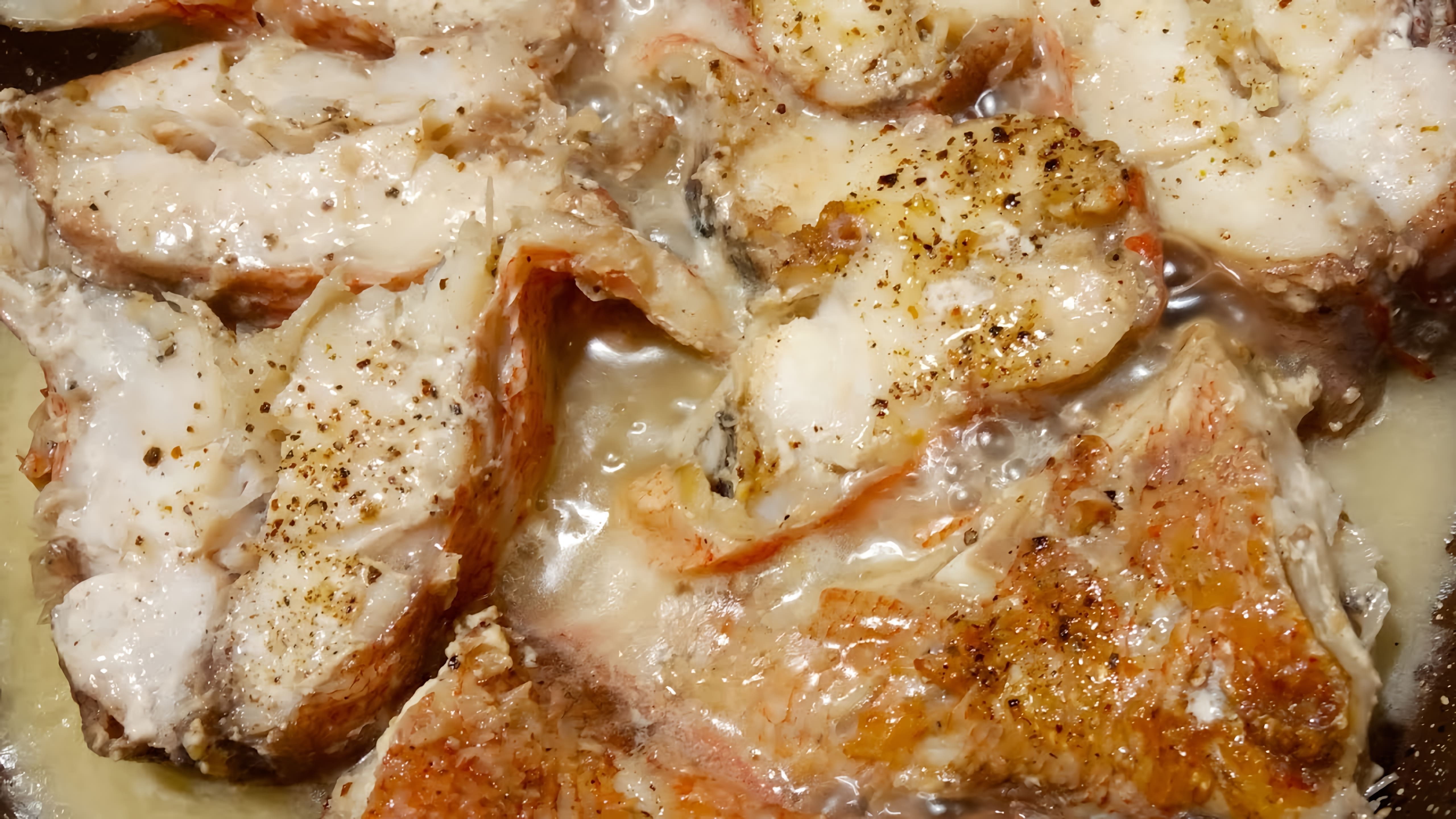 В этом видео демонстрируется процесс приготовления вкусного и диетического обеда из жареного морского окуня с картофельным пюре