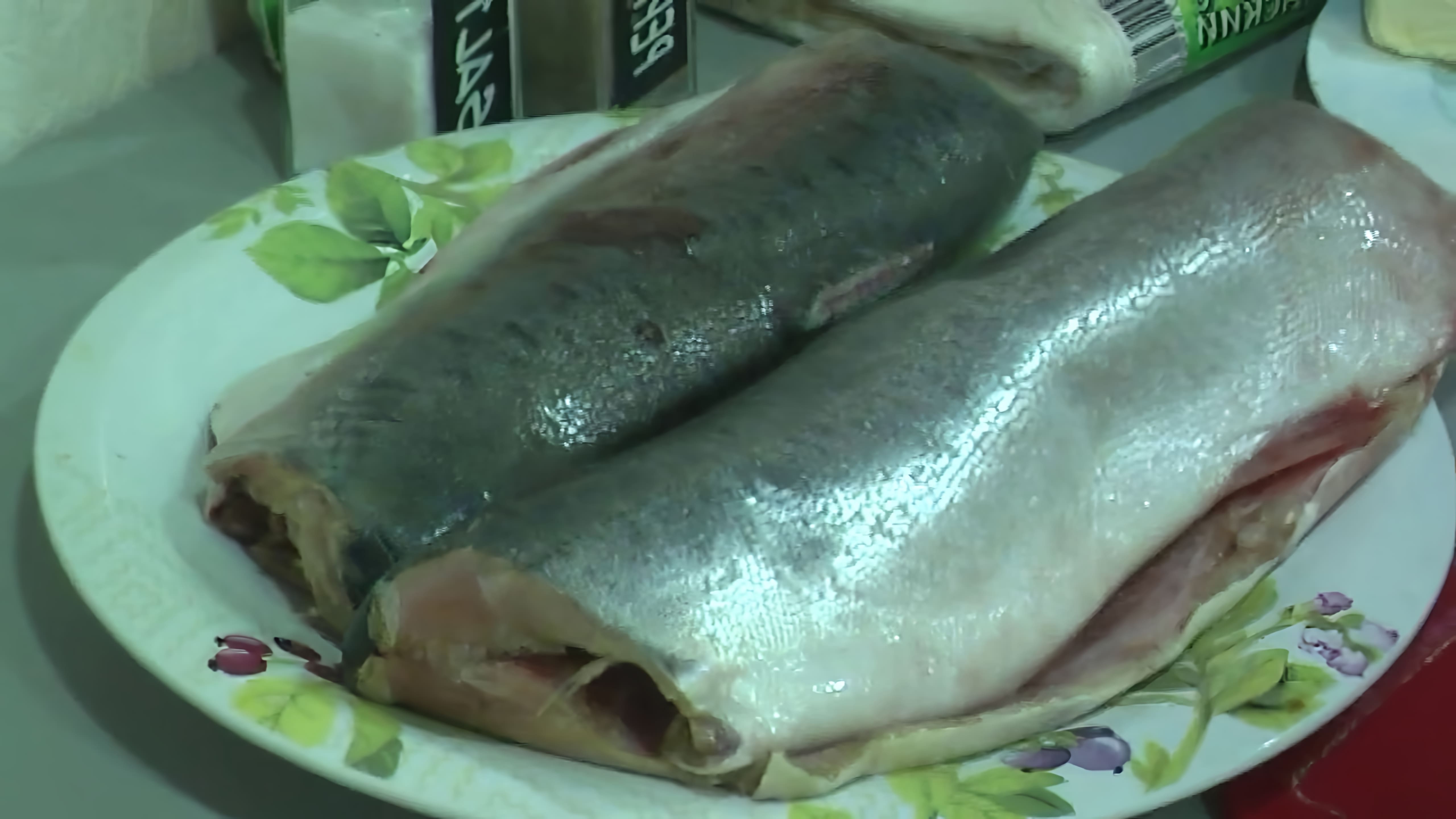 В данном видео демонстрируется процесс приготовления рыбного рулета из лаваша