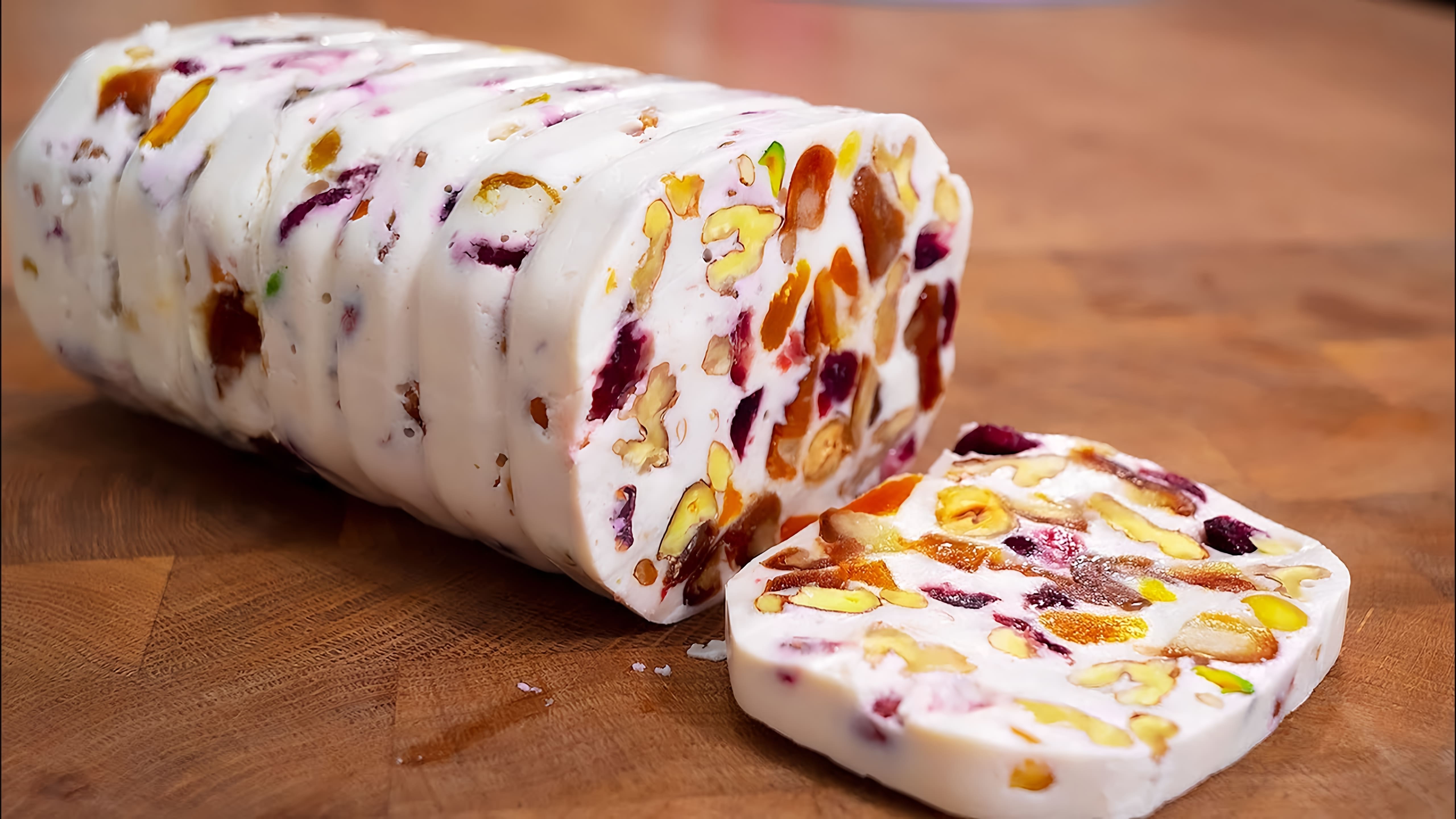Видео демонстрирует рецепт здорового десерта из творожного сыра с сухофруктами и орехами