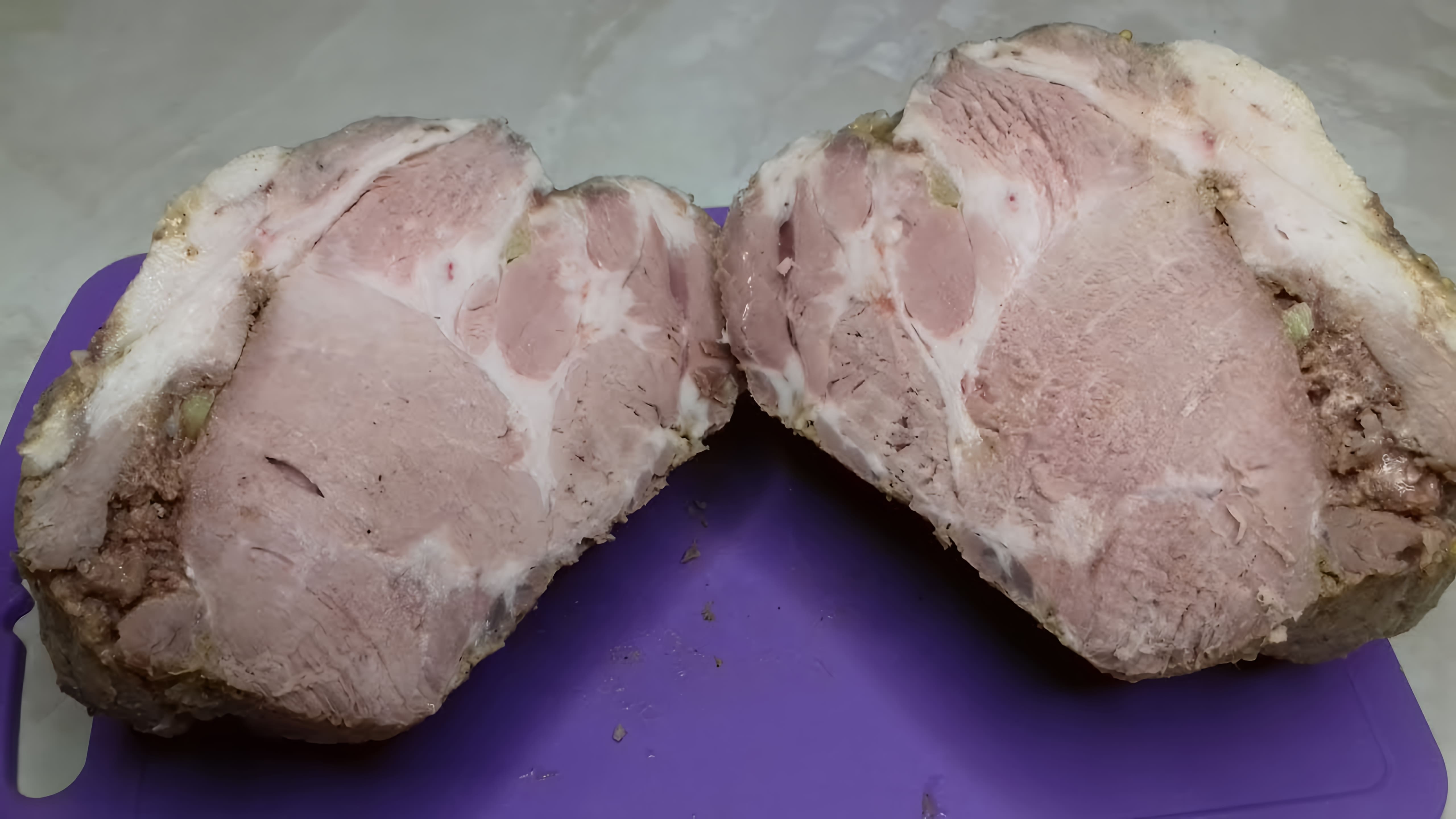 В этом видео демонстрируется процесс приготовления буженины из свинины