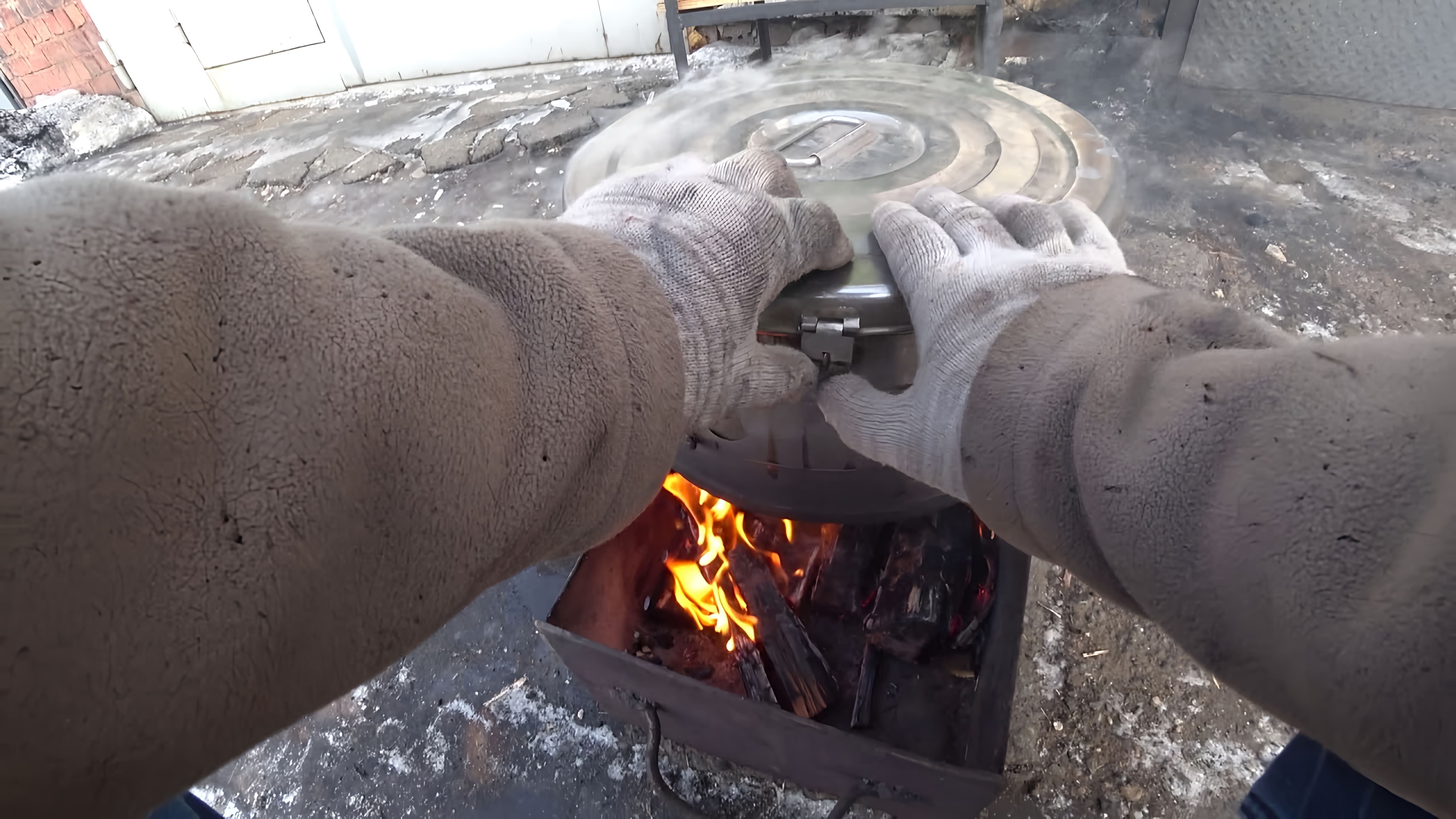 В этом видео демонстрируется процесс приготовления налима горячего копчения