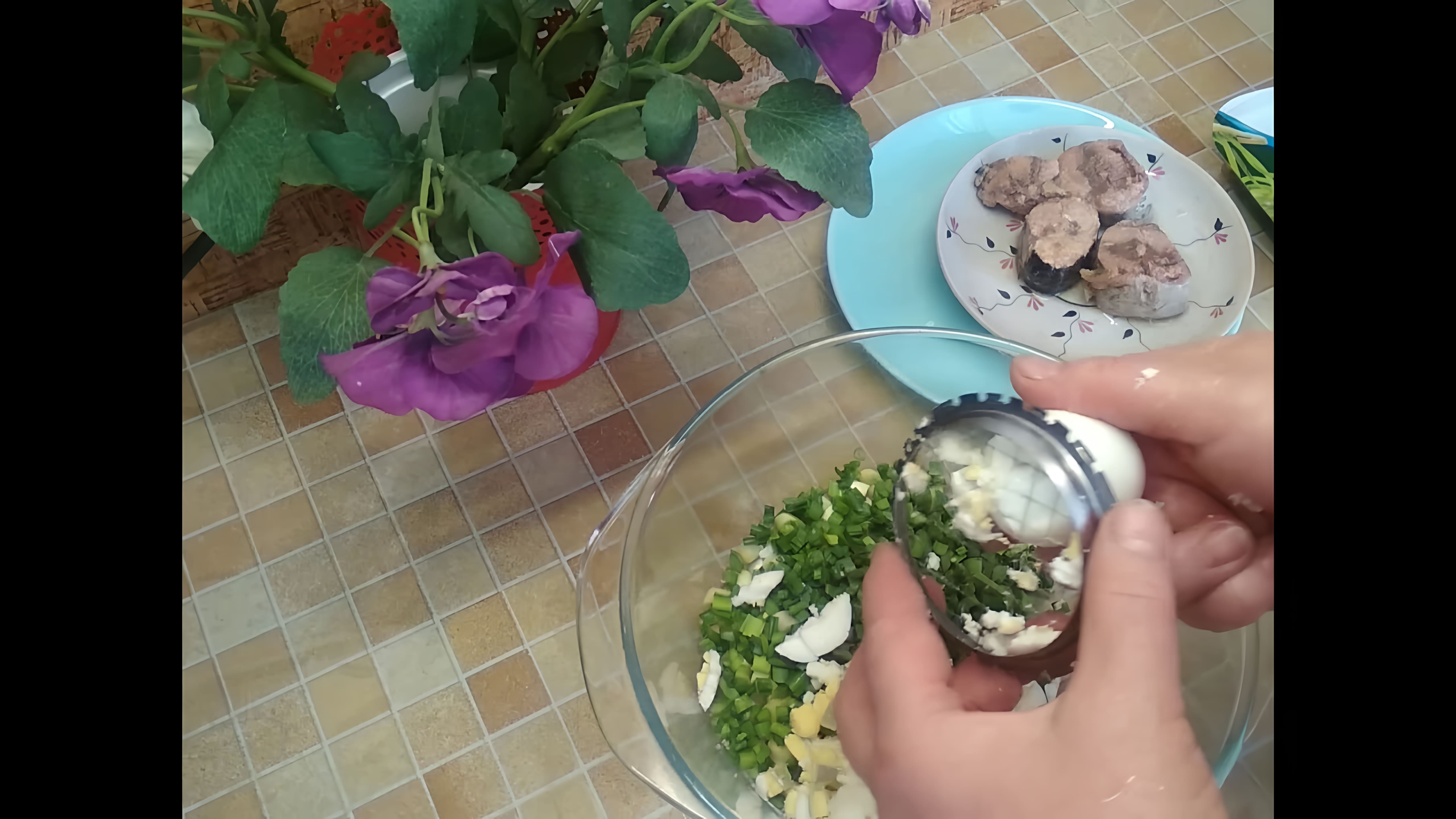В этом видео демонстрируется процесс приготовления простого, но вкусного салата с морской капустой и тунцом