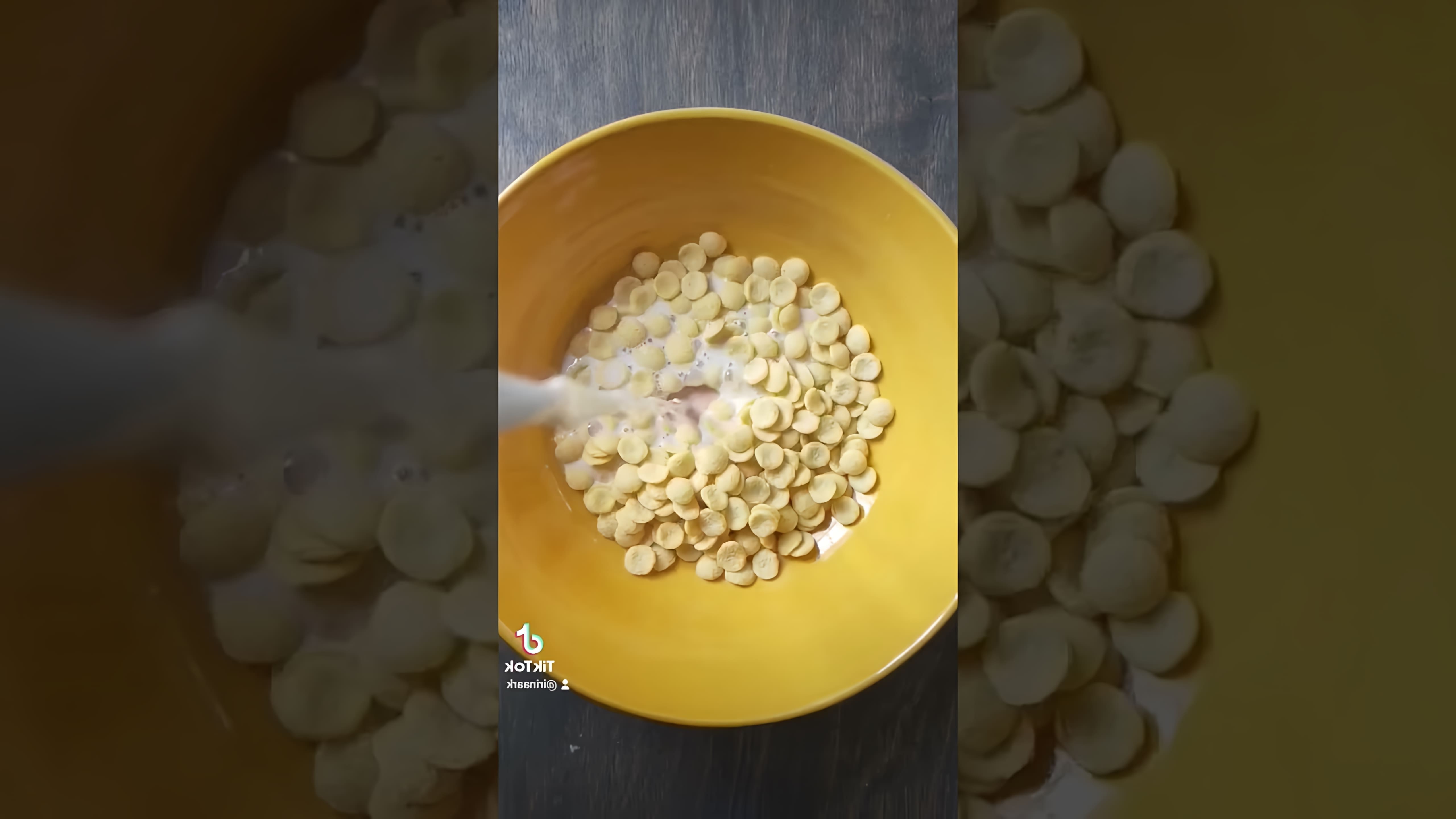 В этом видео-ролике рассказывается о преимуществах кукурузных хлопьев без сахара, которые можно употреблять с растительным молоком