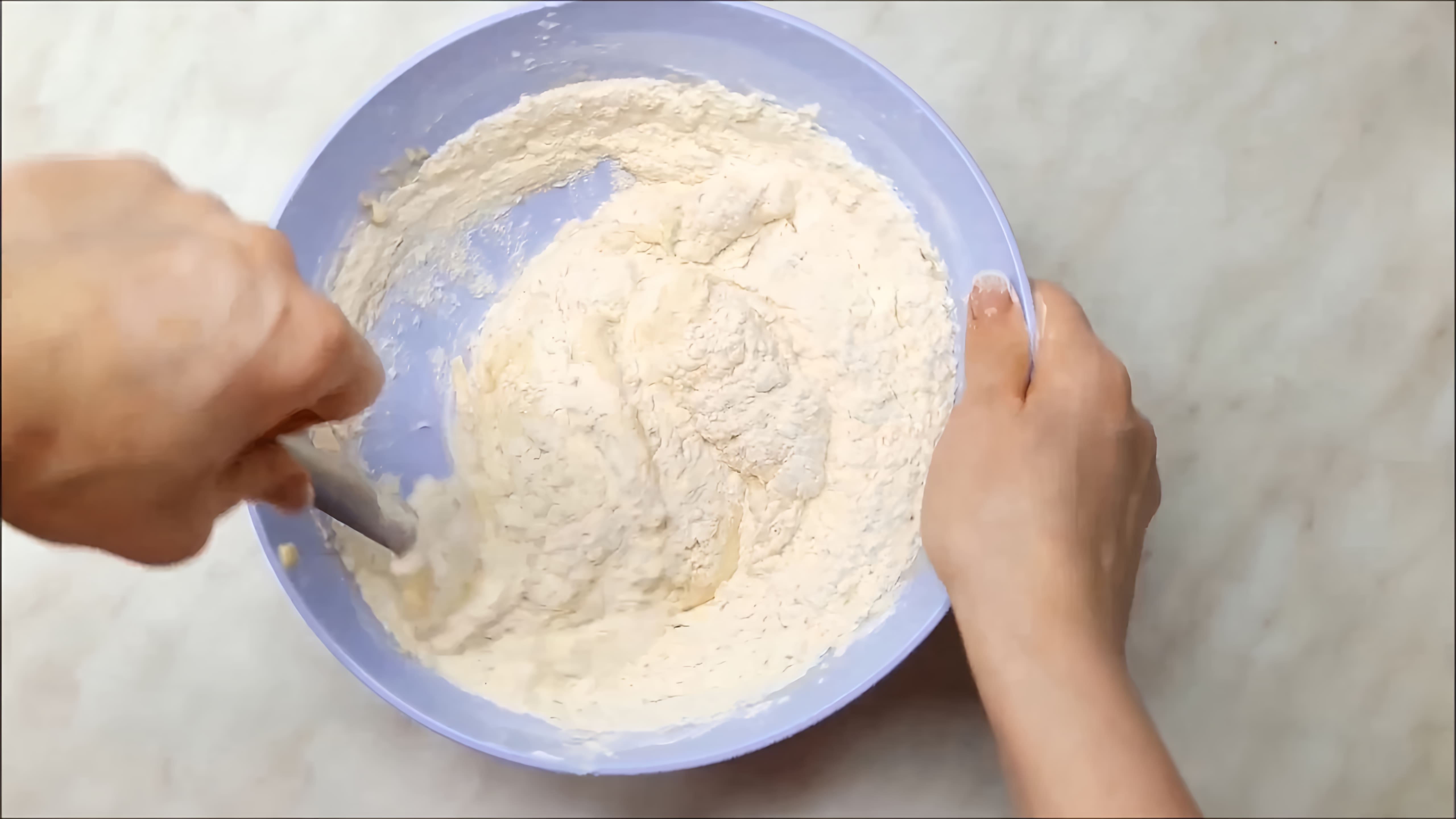 В этом видео демонстрируется простой и проверенный рецепт теста для несладких пирогов на кислом молоке или кефире