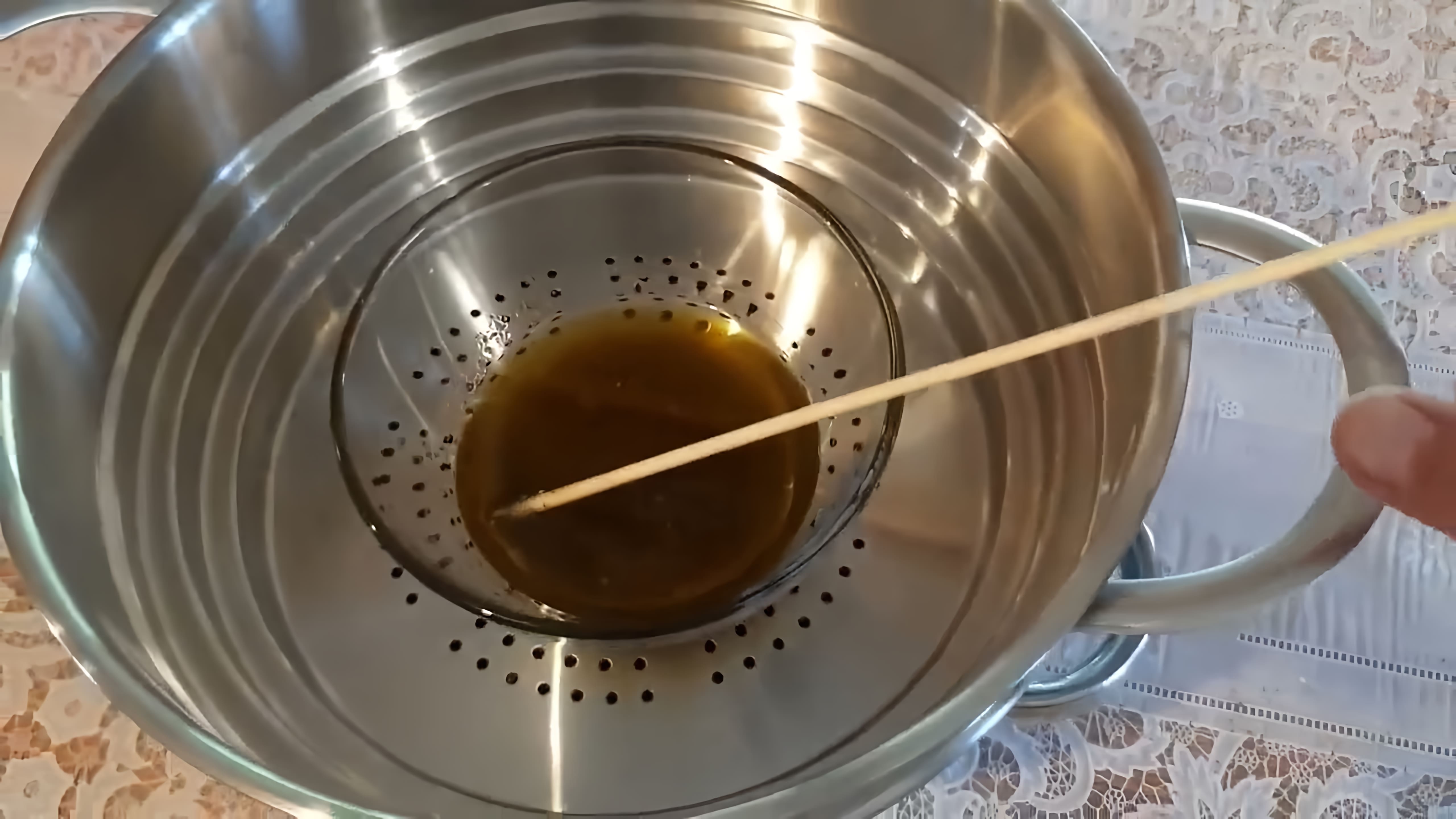 В этом видео демонстрируется процесс приготовления прополисового масла