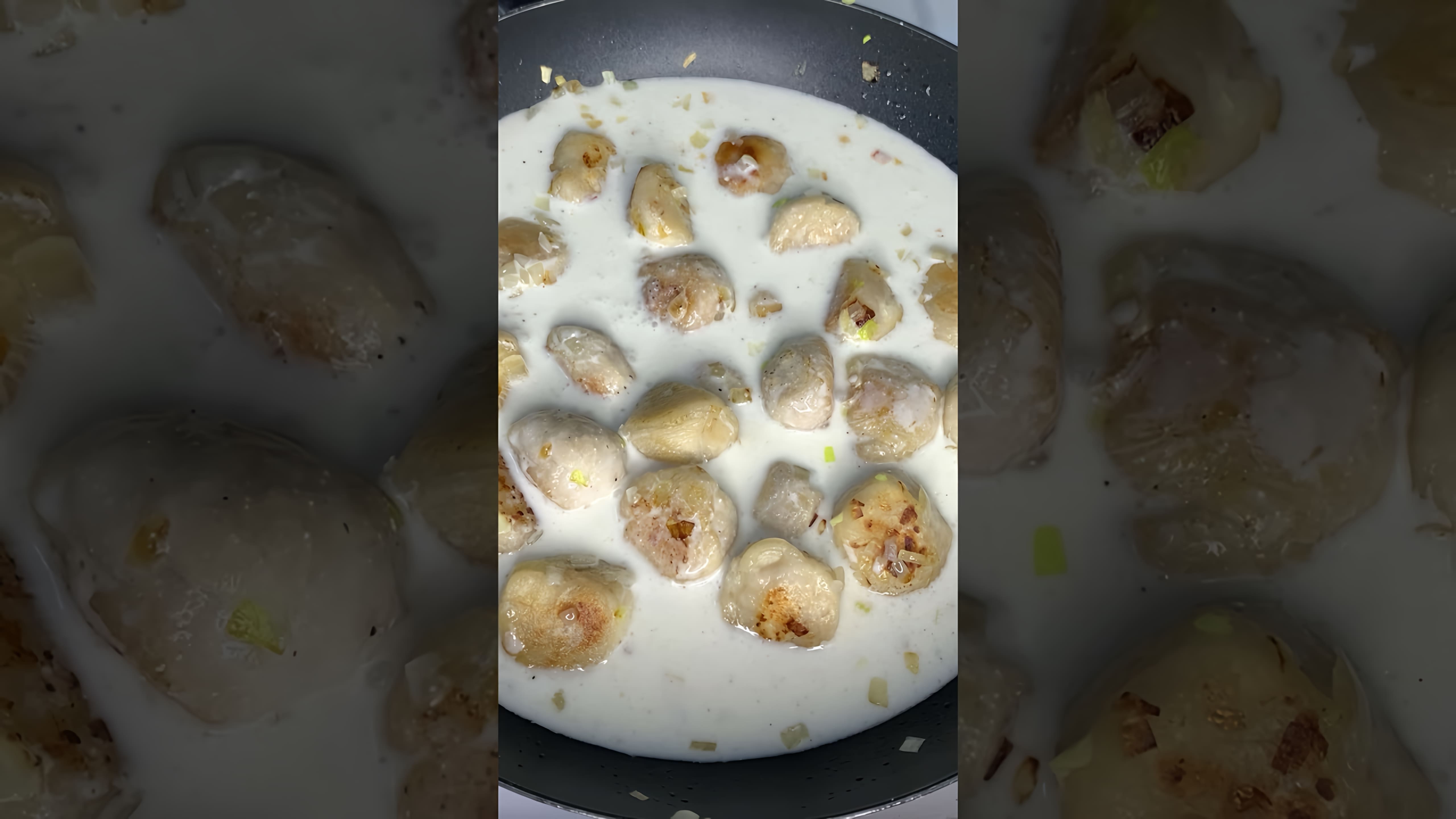 В этом видео повар показывает, как приготовить студенческое блюдо - пельмени в сметанном соусе