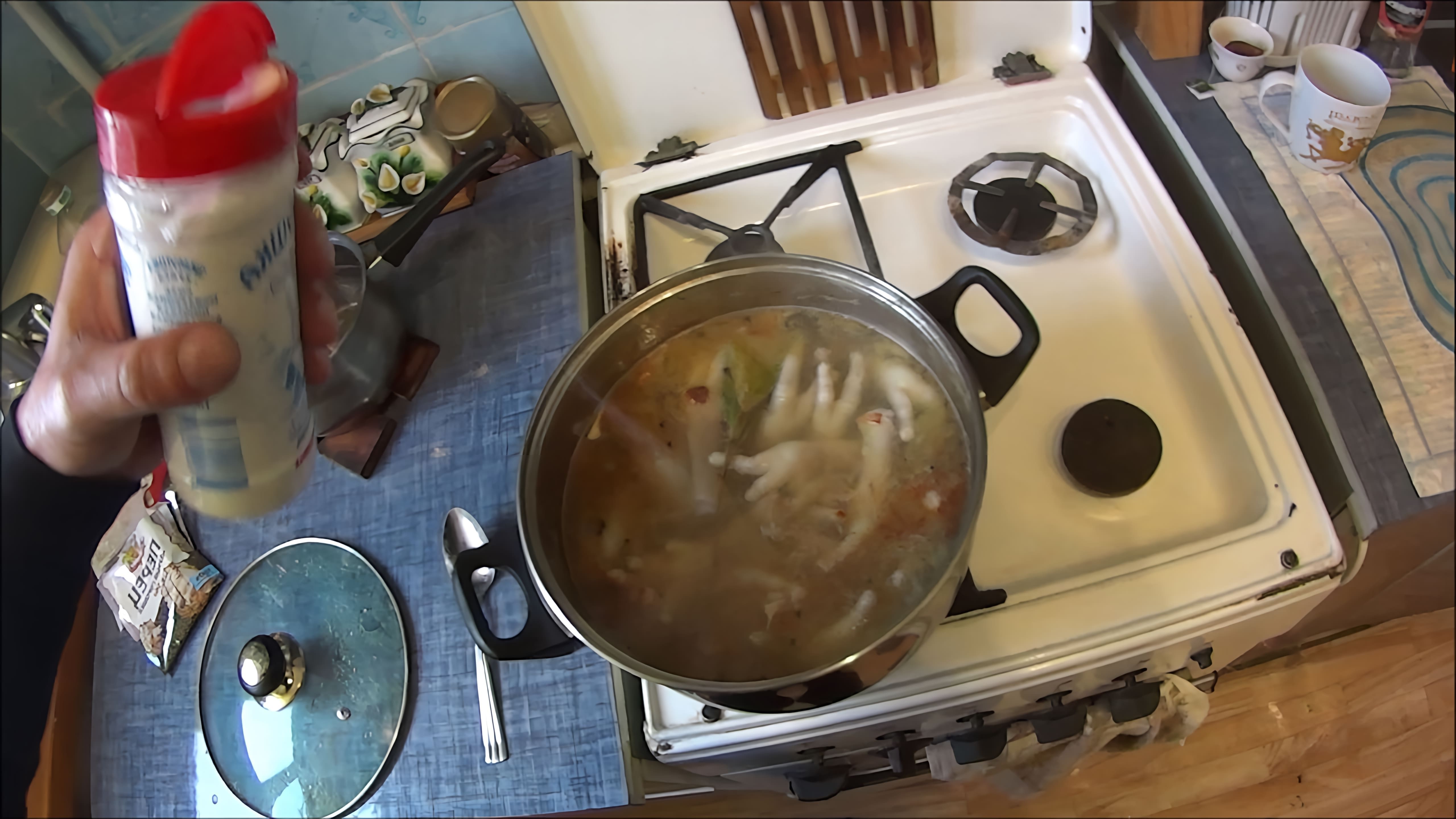 В данном видео демонстрируется процесс приготовления куриных лапок