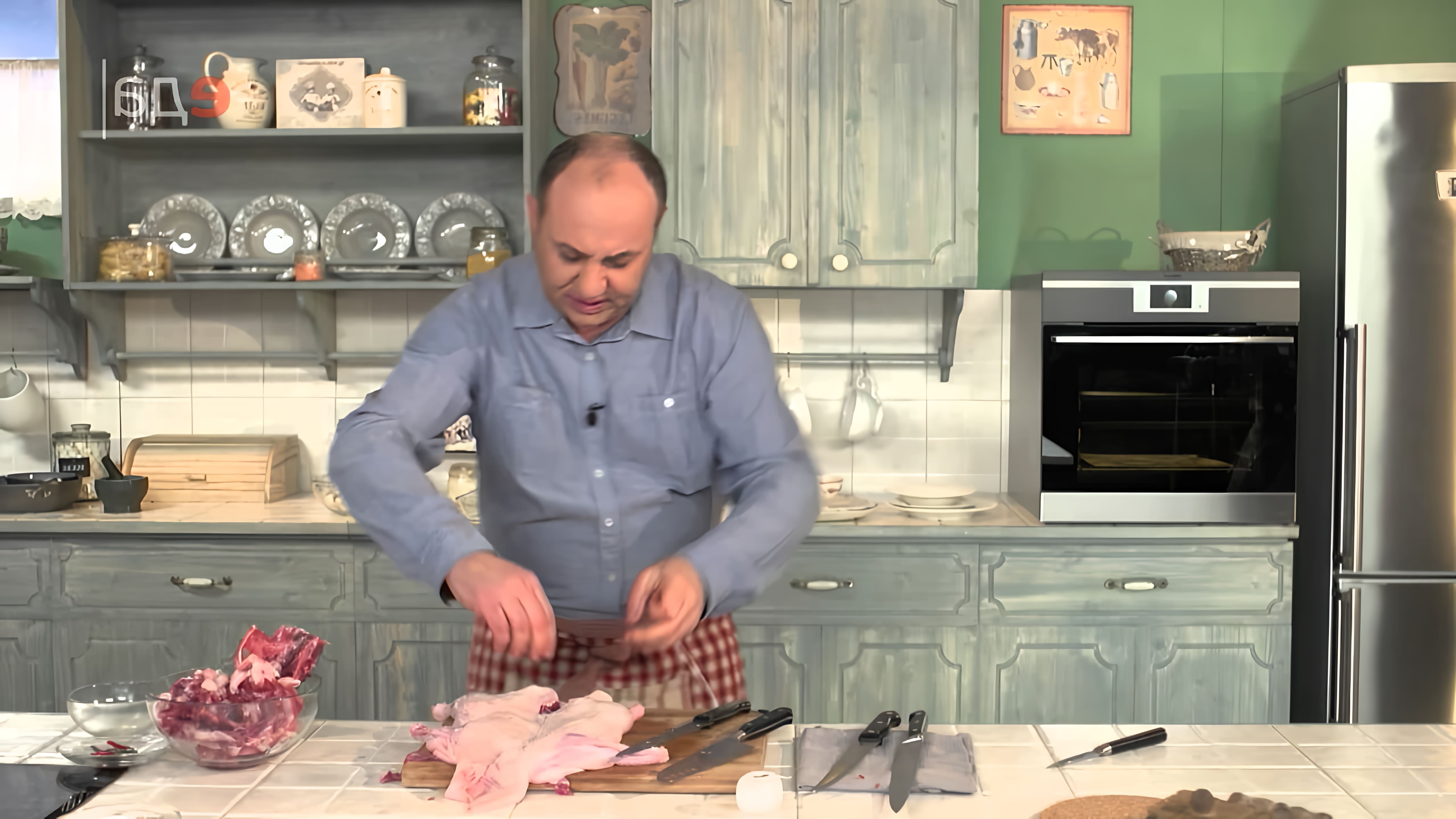 В этом видео шеф-повар показывает, как приготовить фаршированную утку с рисом в среднеазиатском стиле