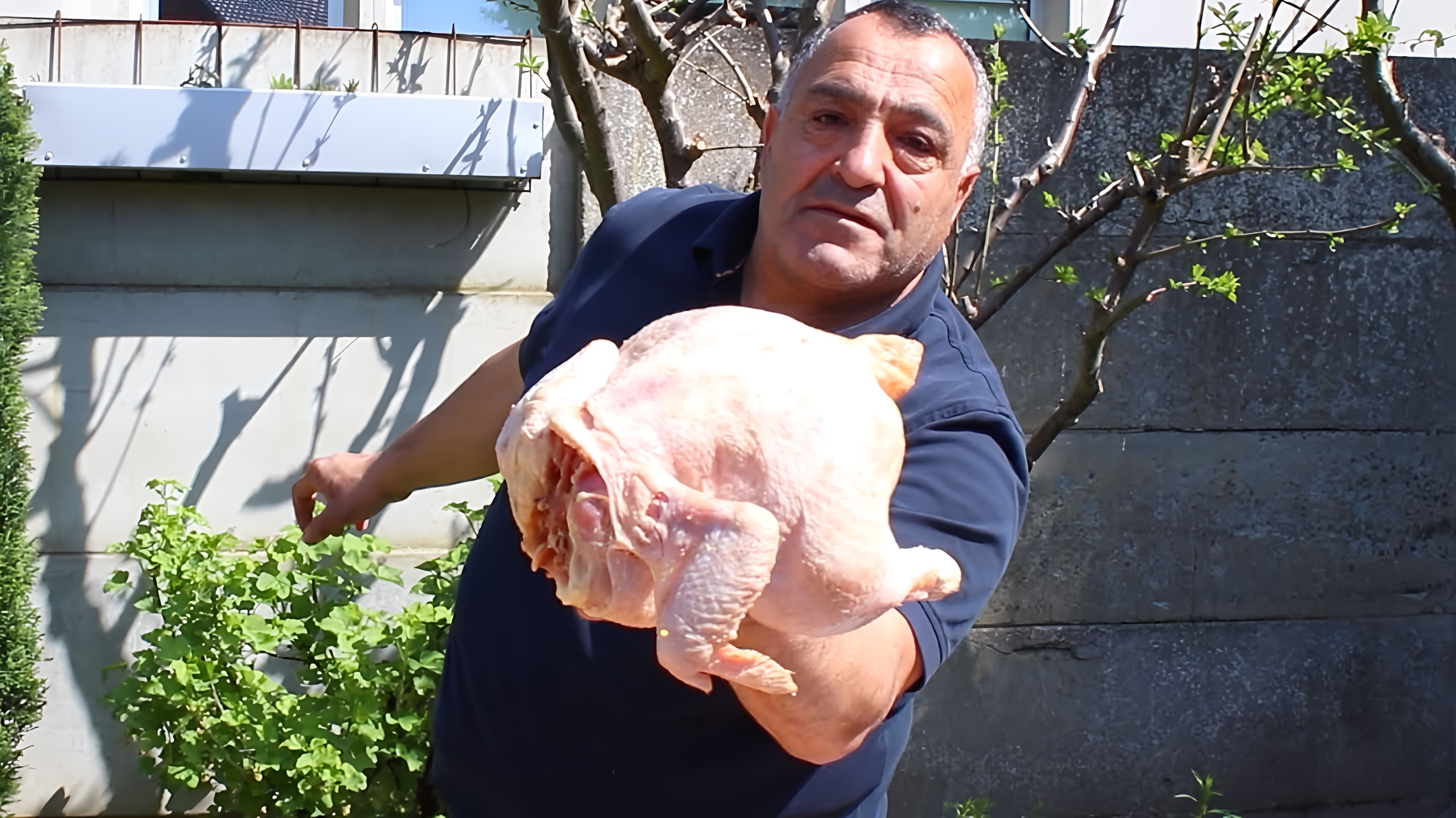 В этом видео демонстрируется процесс приготовления чахохбили из домашней курицы в казане на костре