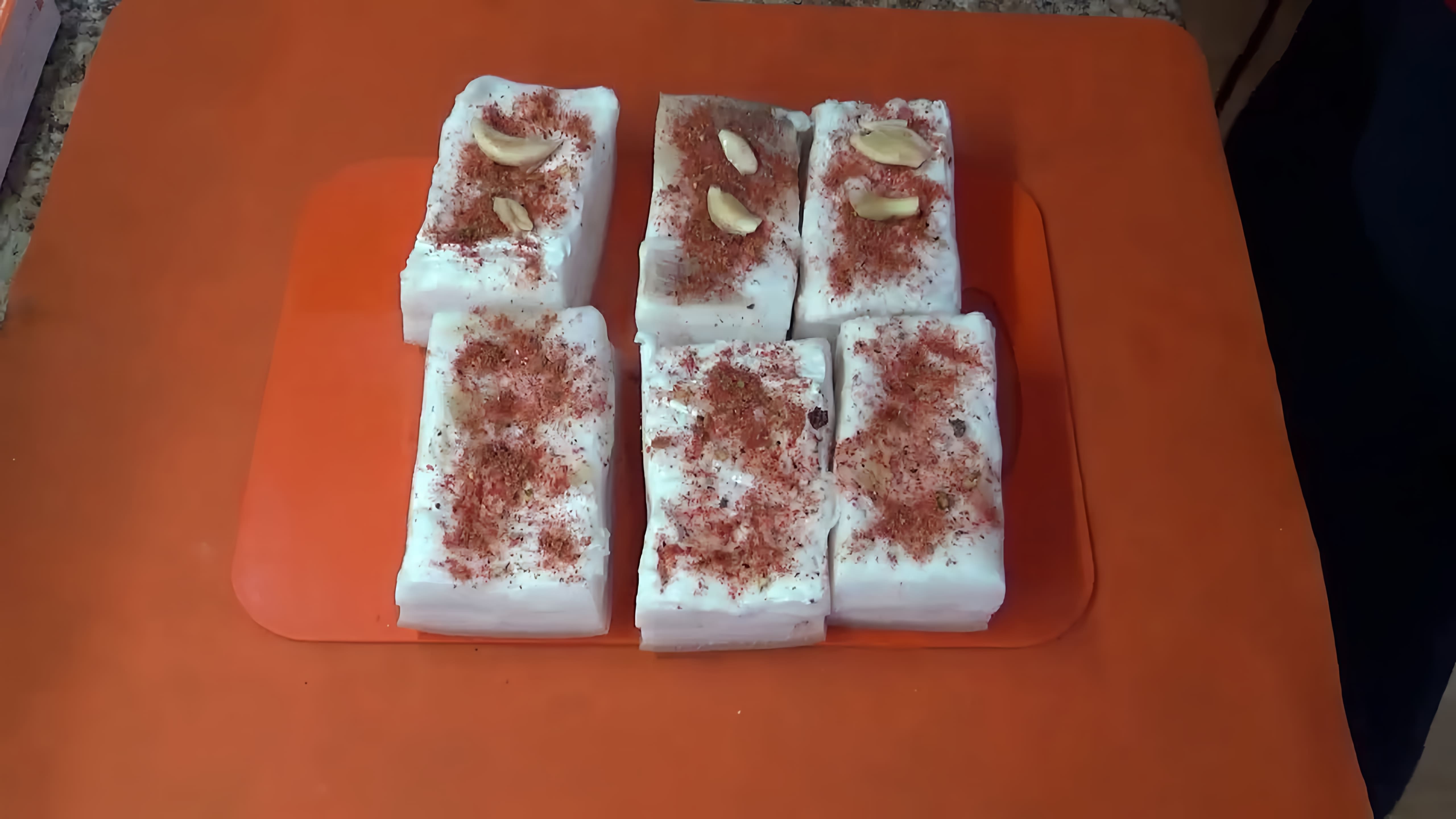 В этом видео-ролике будет показан рецепт засолки сала в холодном рассоле с чесноком