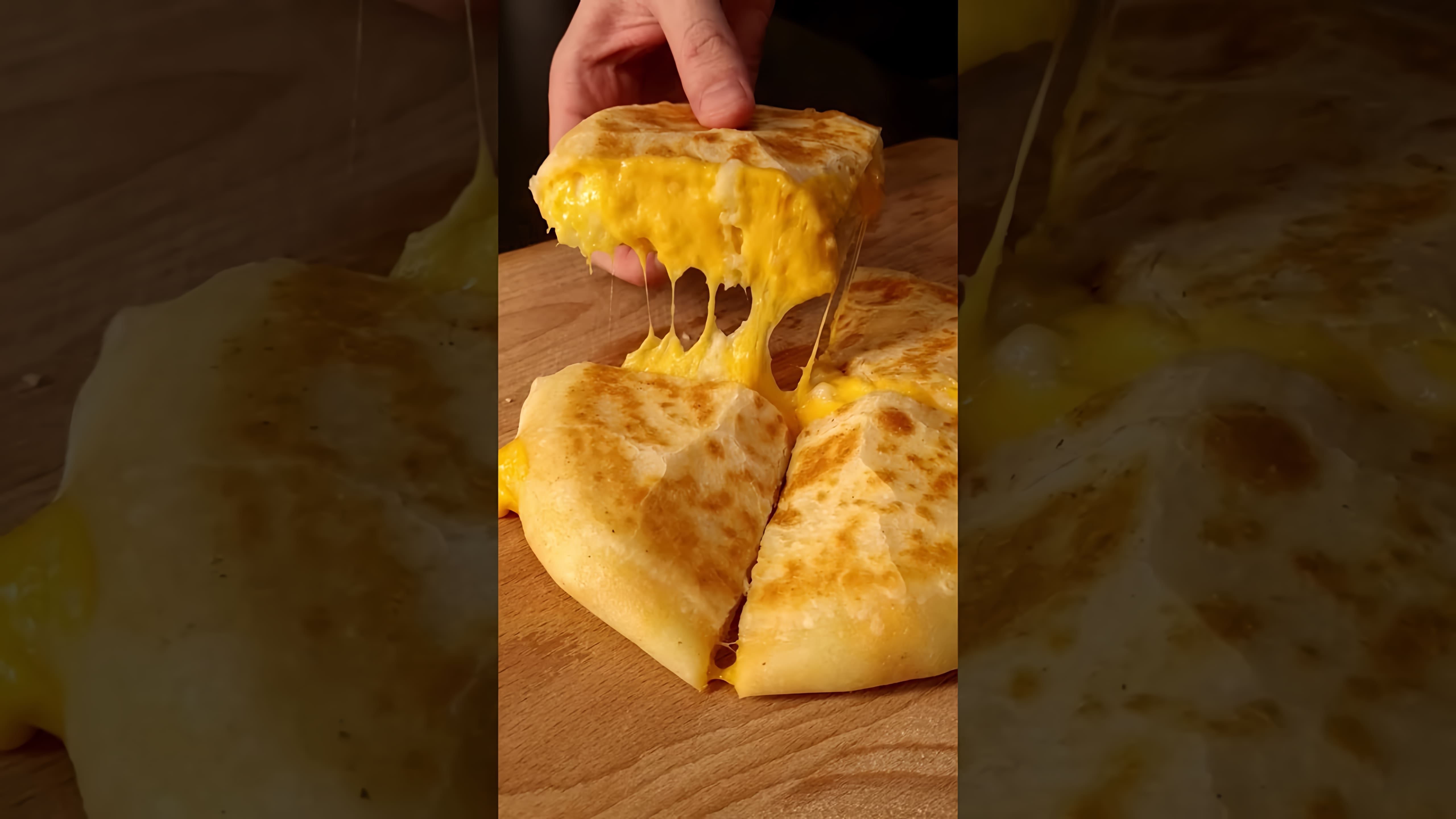 В этом видео-ролике будет показан рецепт приготовления лепешки с картошкой и сыром на сковороде без использования духовки