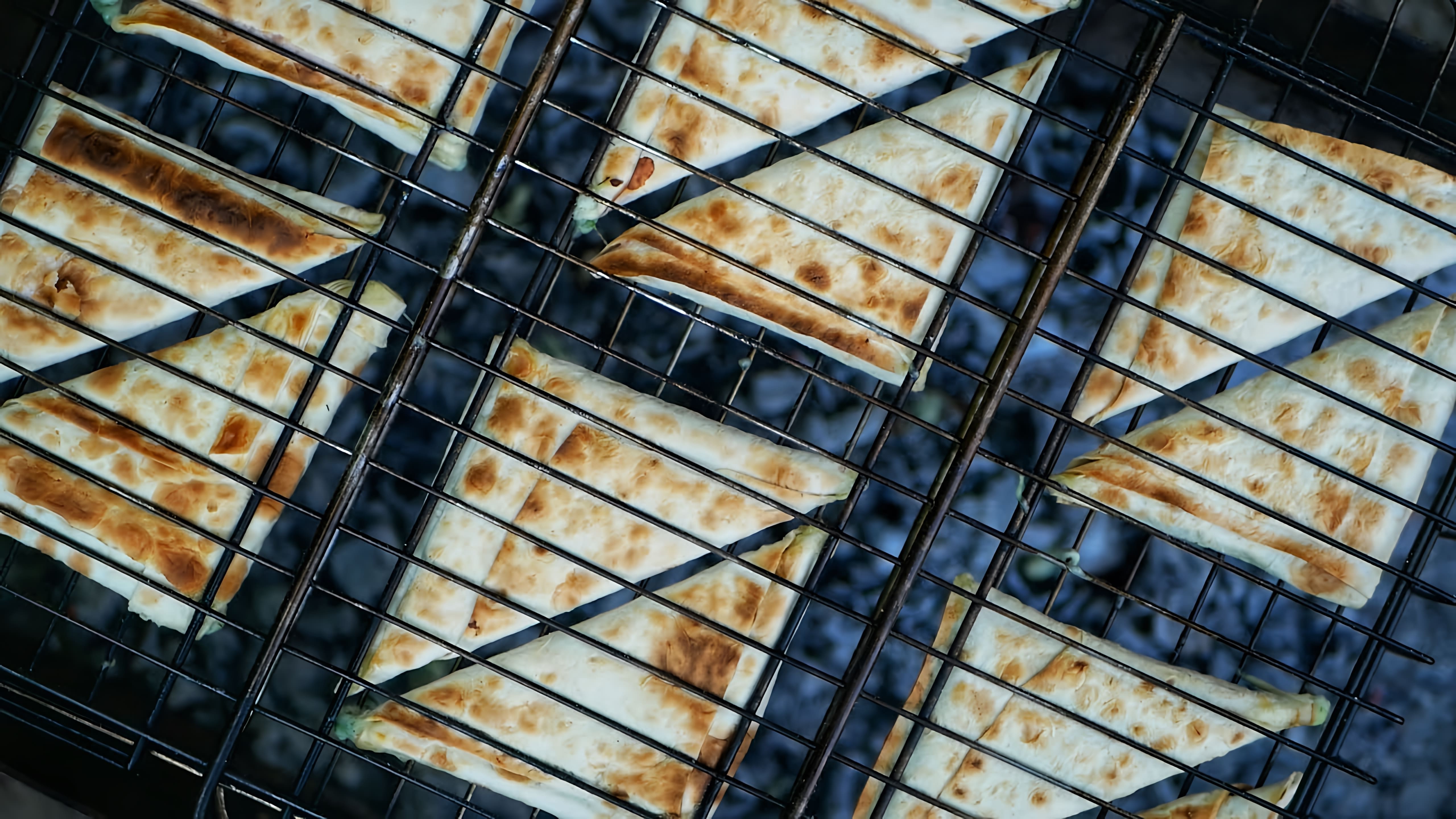 Любимая закуска для пикника - сулугуни в лаваше на мангале! Это видео-ролик, который показывает, как приготовить вкусную и оригинальную закуску для пикника