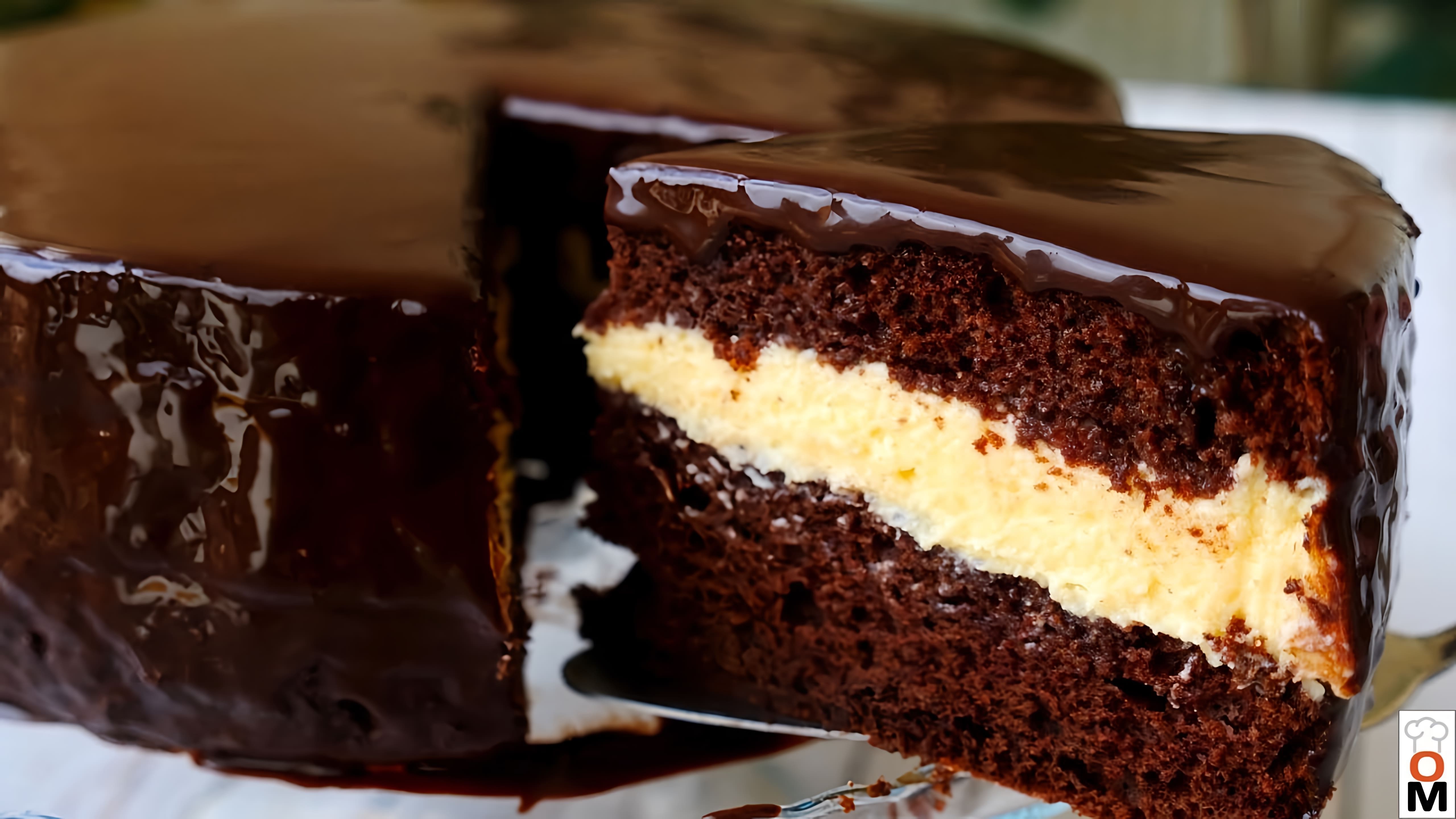 Видео как приготовить "эскимо-торт", который представляет собой многослойный шоколадный бисквитный торт, наполненный кремом и покрытый шоколадной глазурью