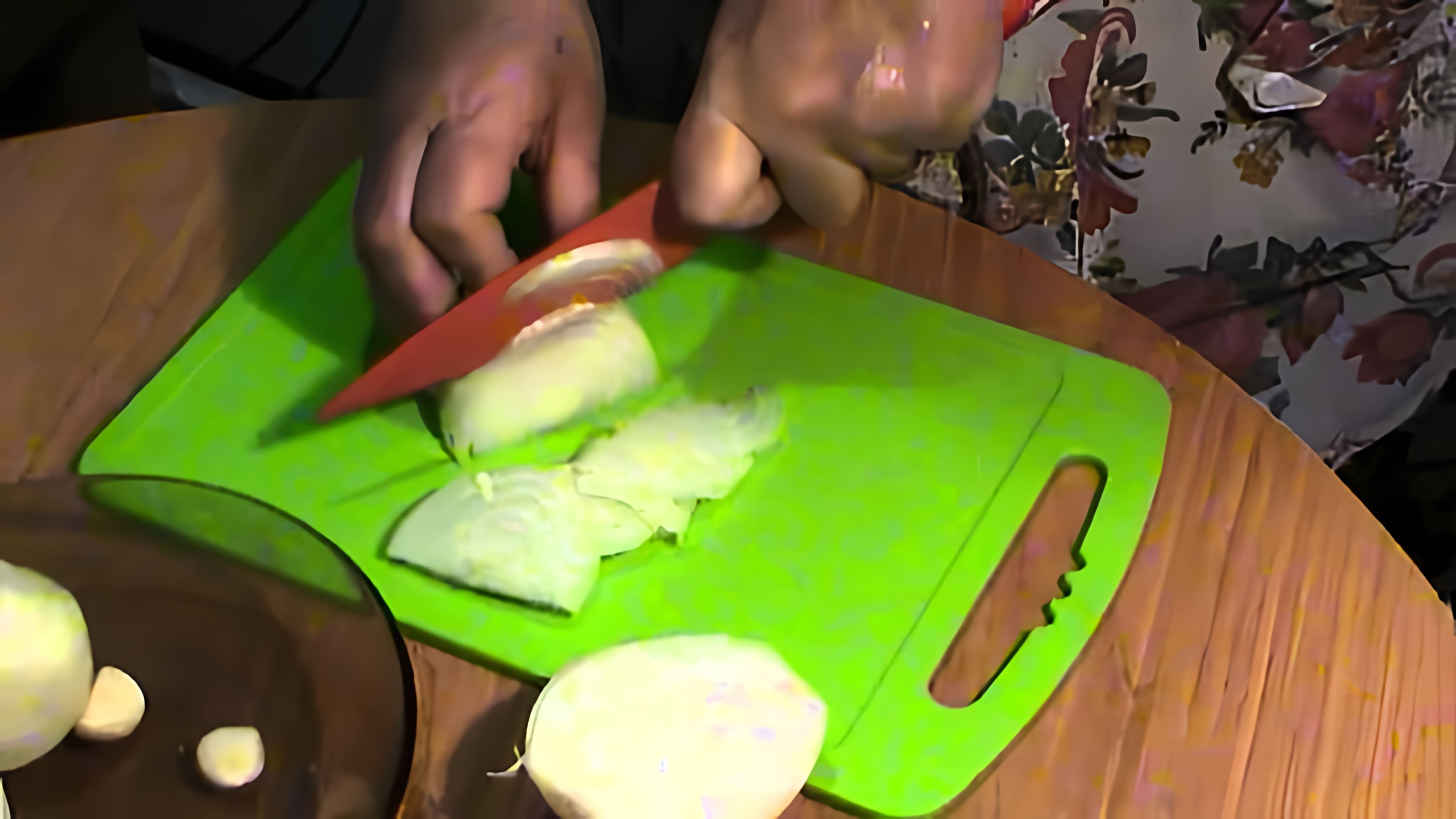 В этом видео демонстрируется простой и быстрый рецепт приготовления салата хе из сельди
