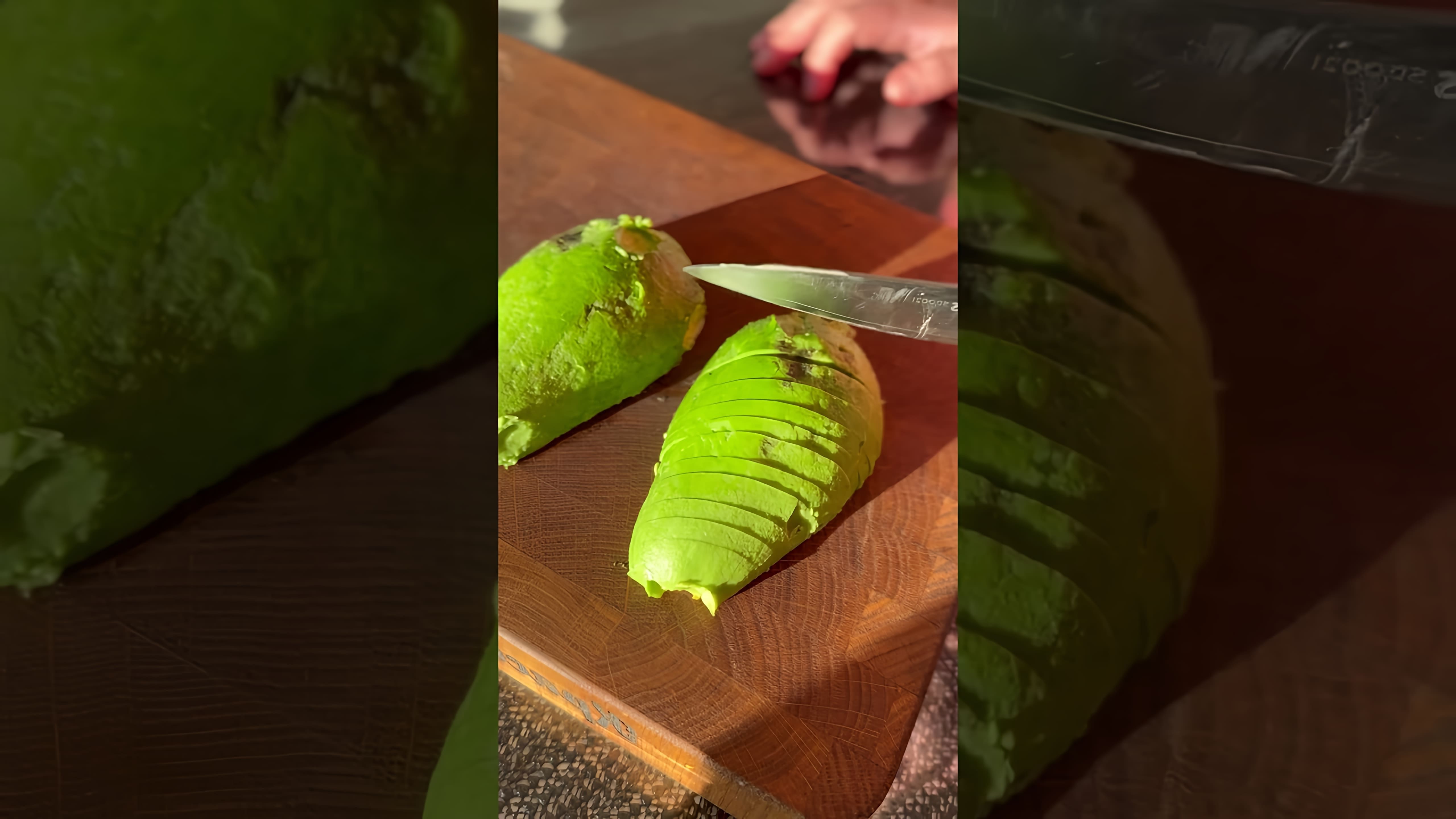 В этом видео демонстрируется рецепт приготовления макарон с авокадо на завтрак