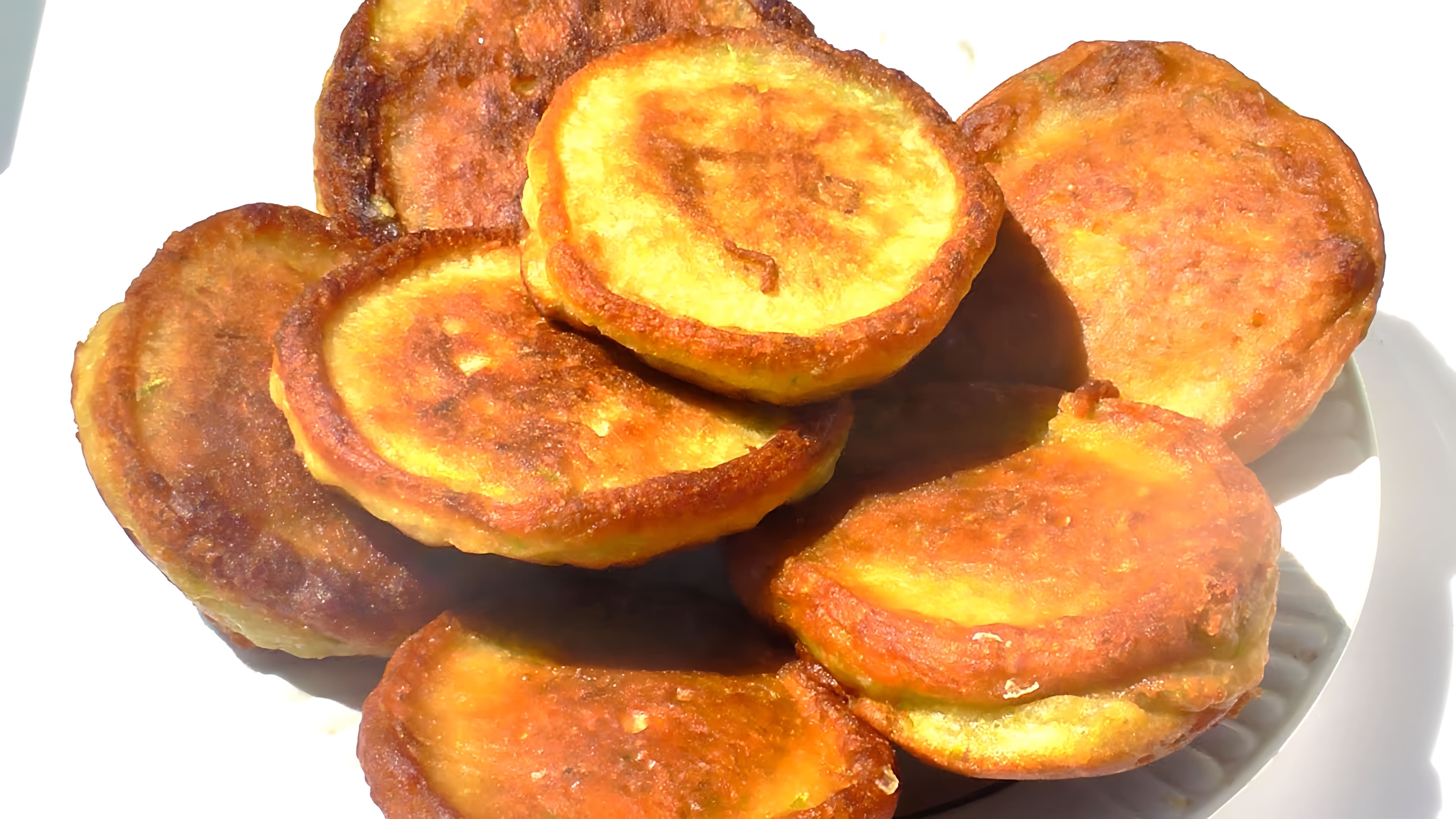 В этом видео демонстрируется рецепт приготовления сладких оладий из кабачков