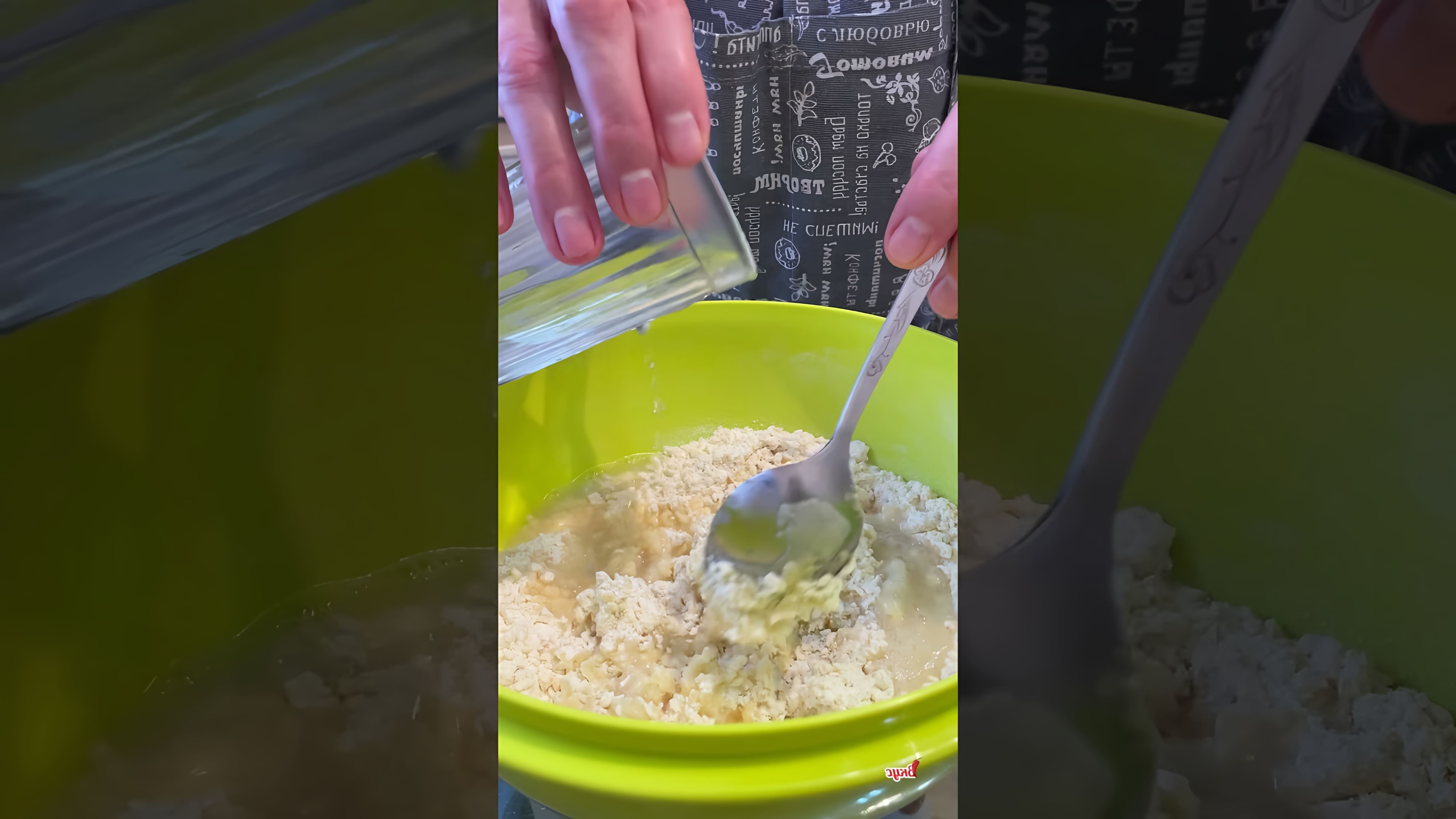 В этом видео рассказывается о том, как приготовить тонкие лепешки для мантов