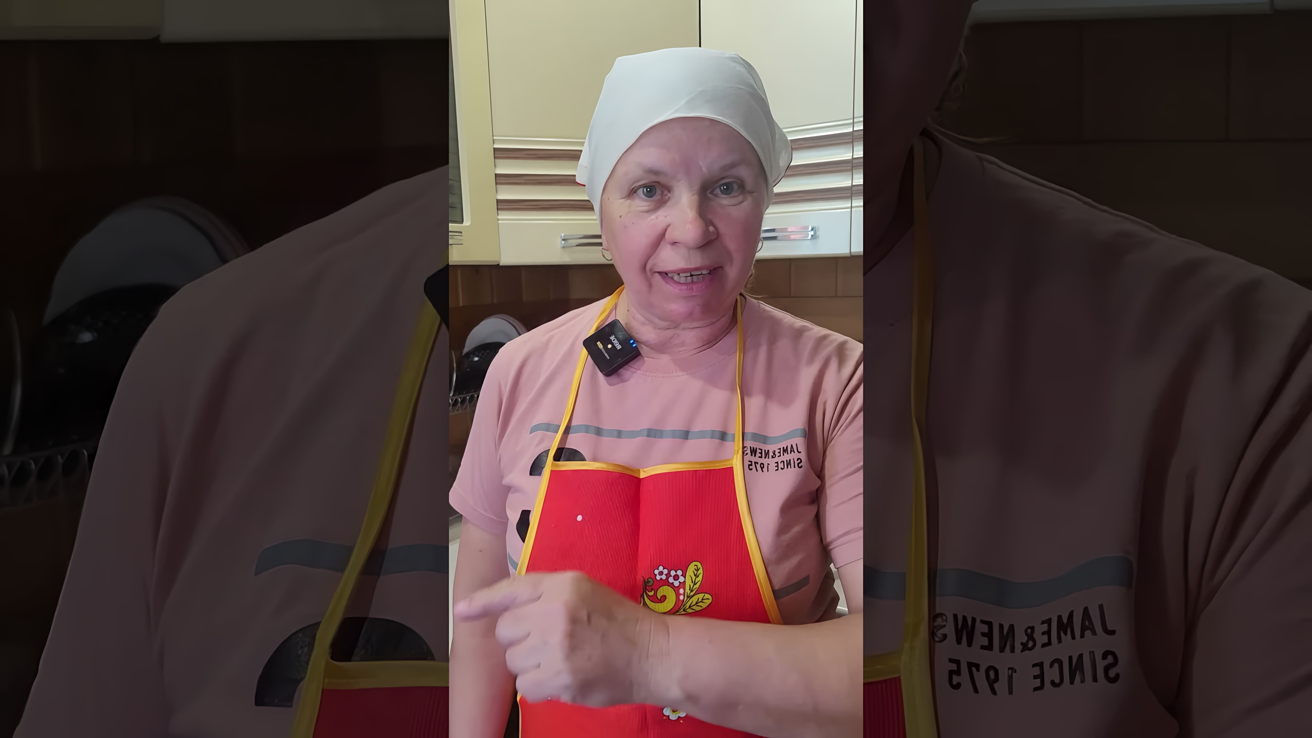 В этом видео девушка рассказывает о рецепте приготовления варенья из клубники