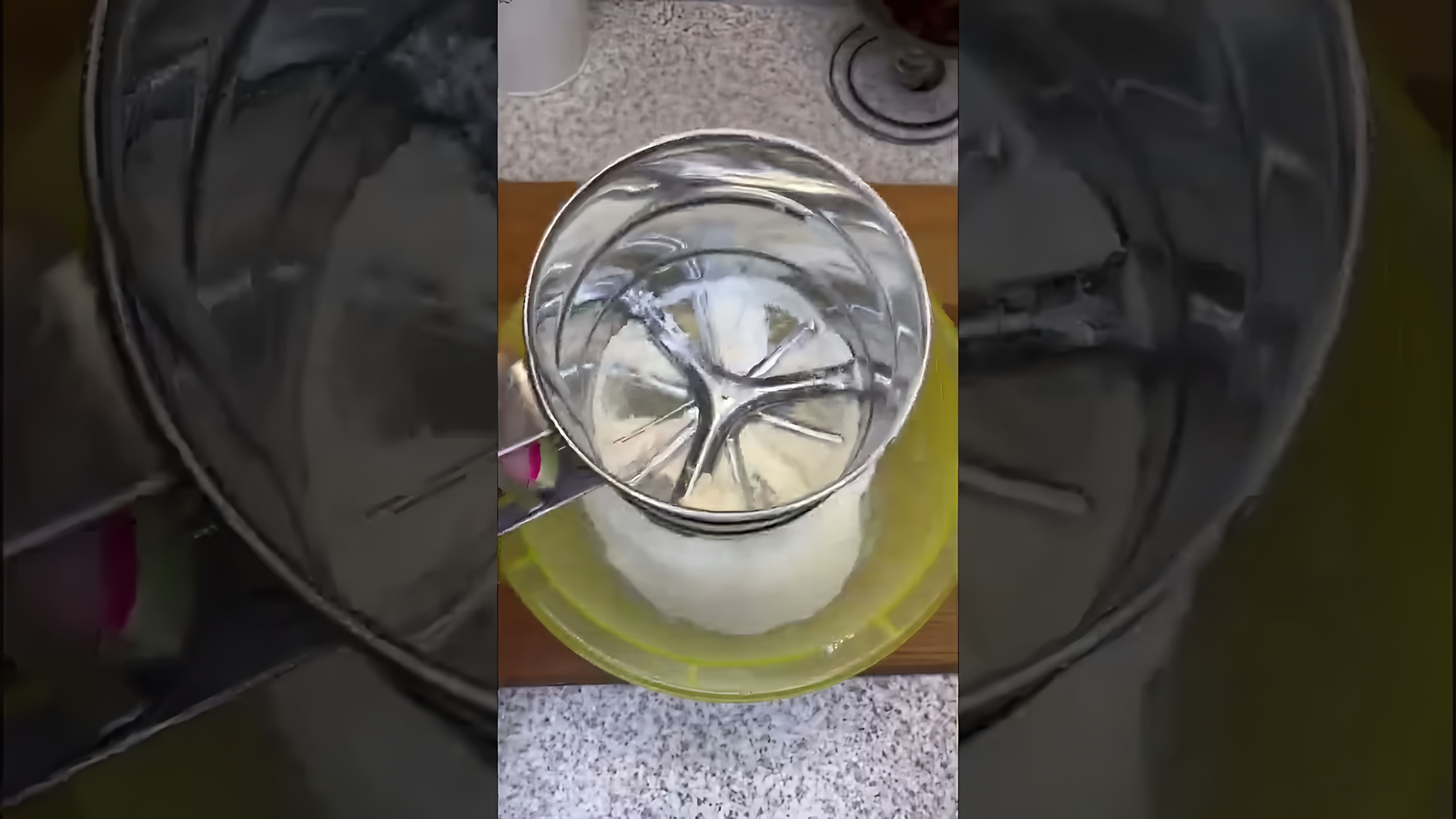 В этом видео показан рецепт приготовления вкусных творожных кексов