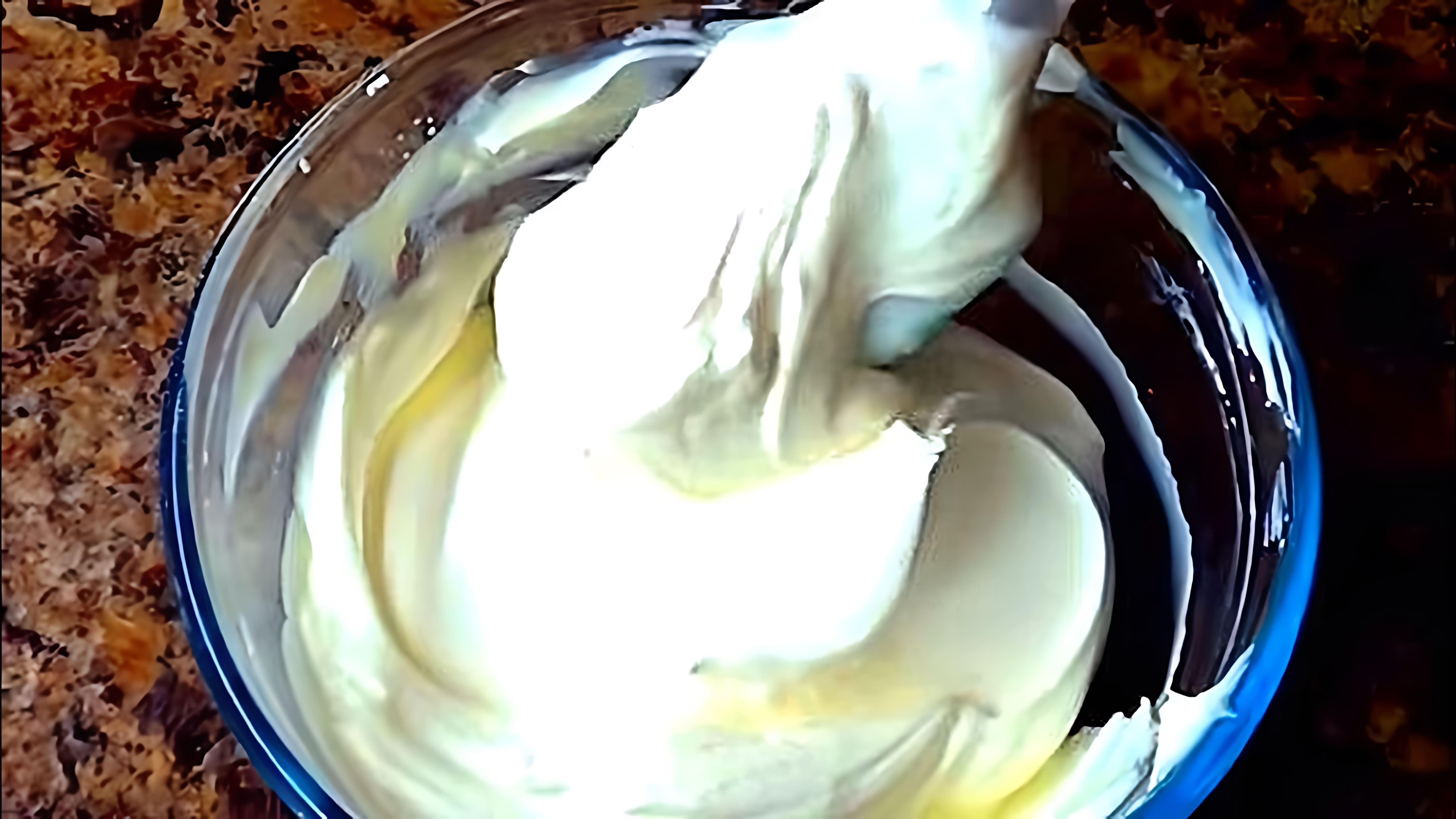 В этом видео Ирина Воловик готовит сметанный крем