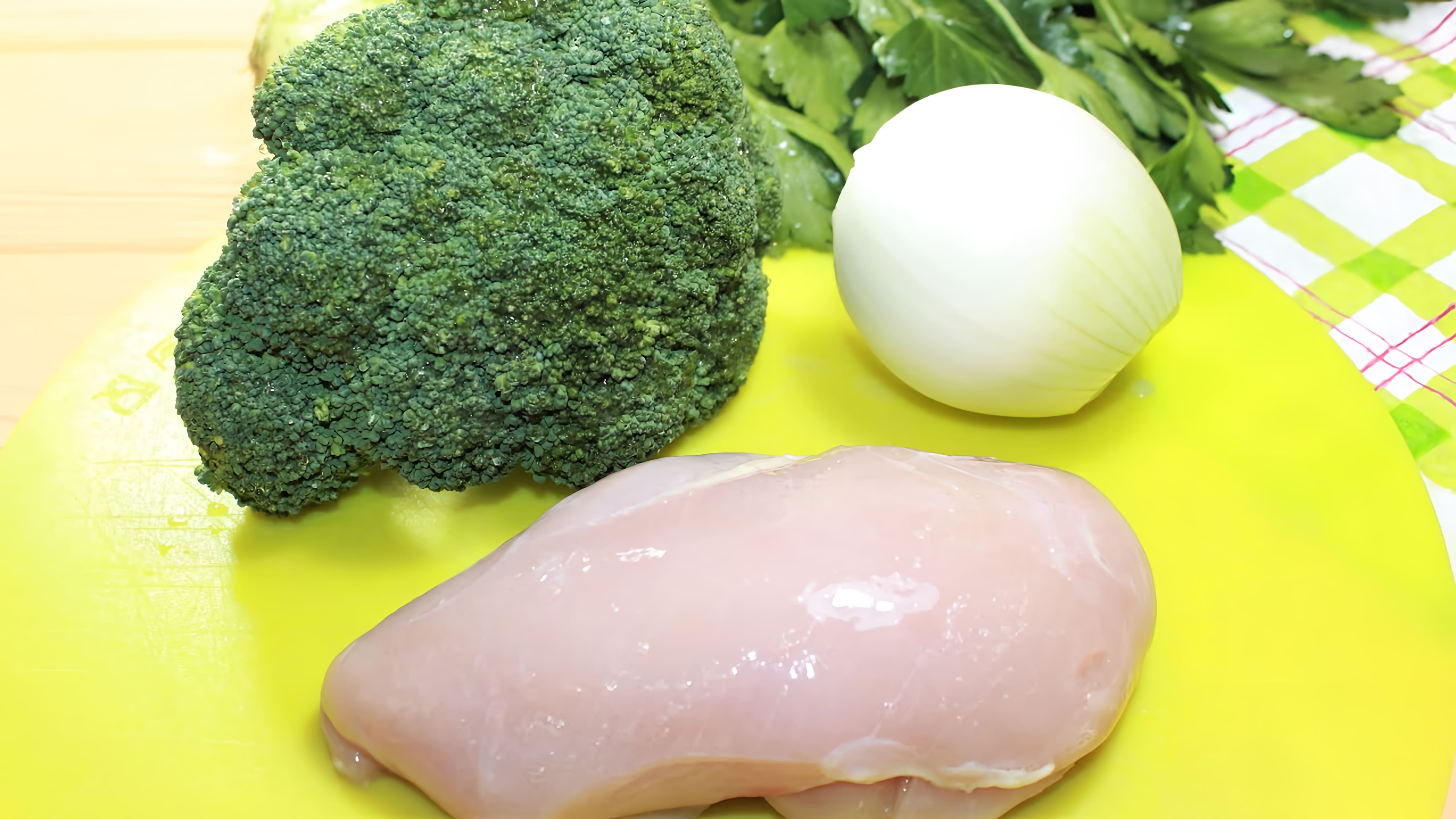 В этом видео-ролике вы увидите, как приготовить вкусное и простое блюдо из брокколи, курицы и лука