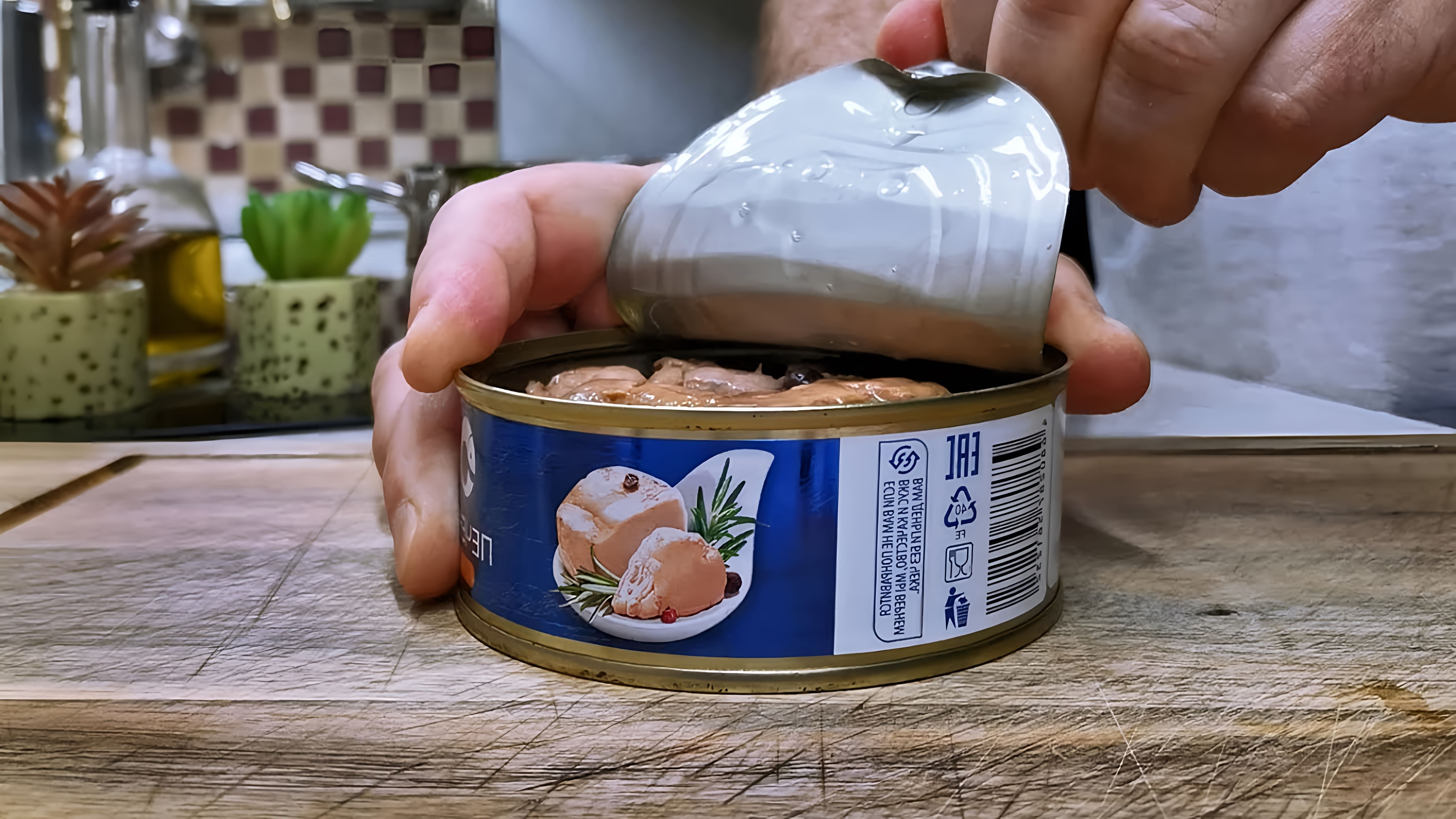 В этом видео-ролике рассказывается о рецепте советского салата с печенью трески, который готовится из 4 простых ингредиентов