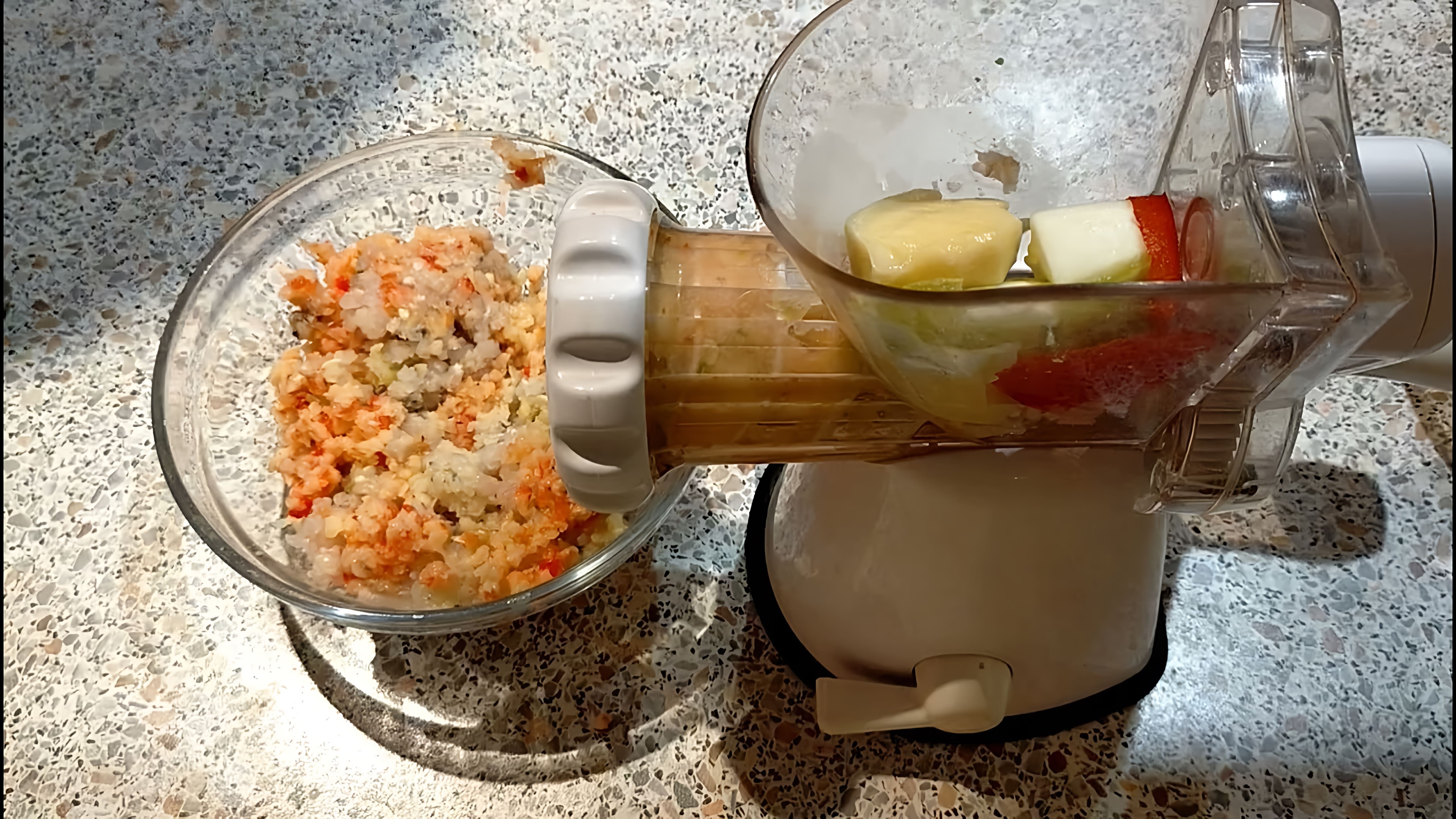 В этом видео демонстрируется процесс приготовления котлет из щуки с салом-кабачком и красным перцем