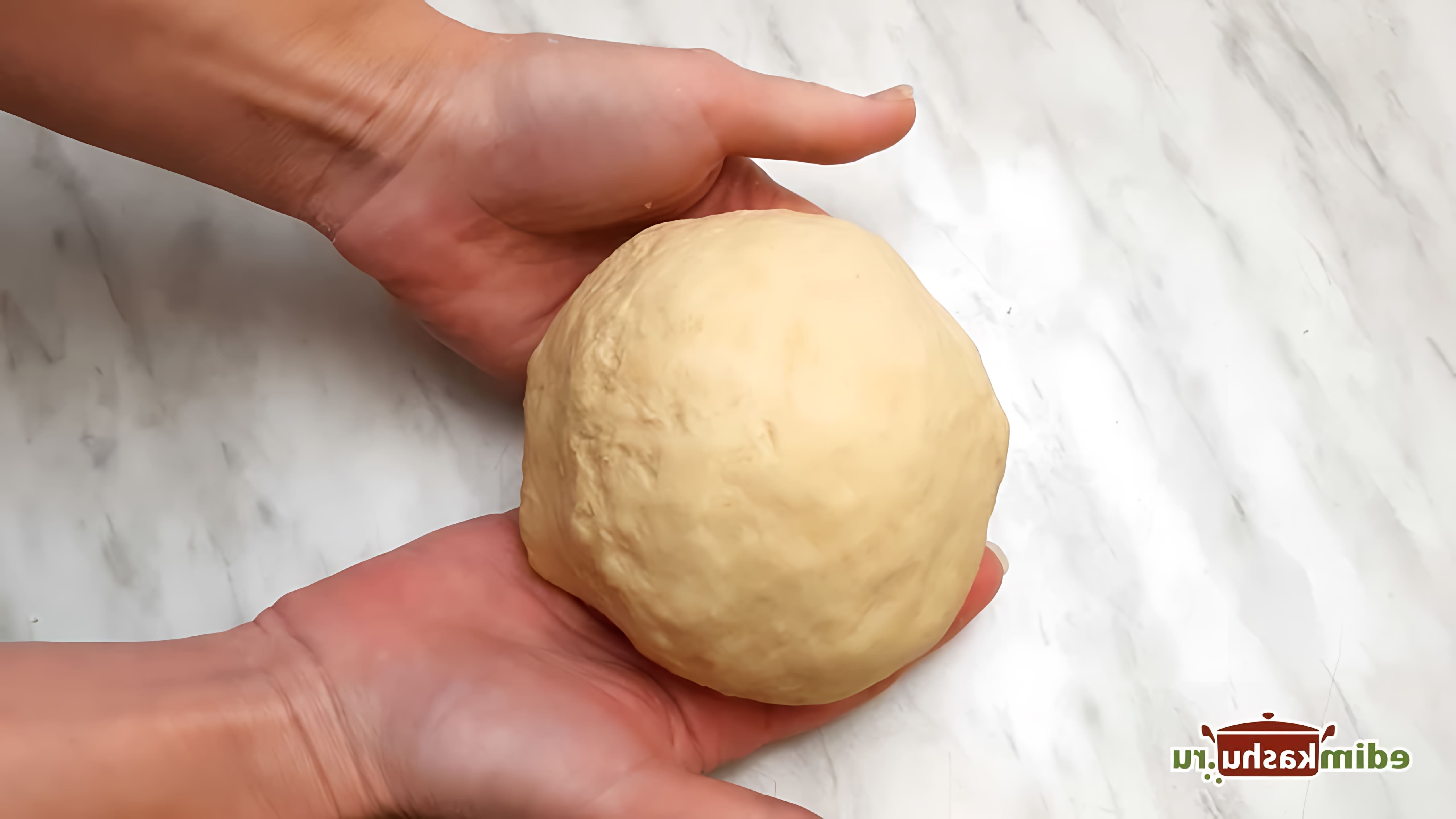 В данном видео демонстрируется процесс приготовления заварного пельменного теста без яиц