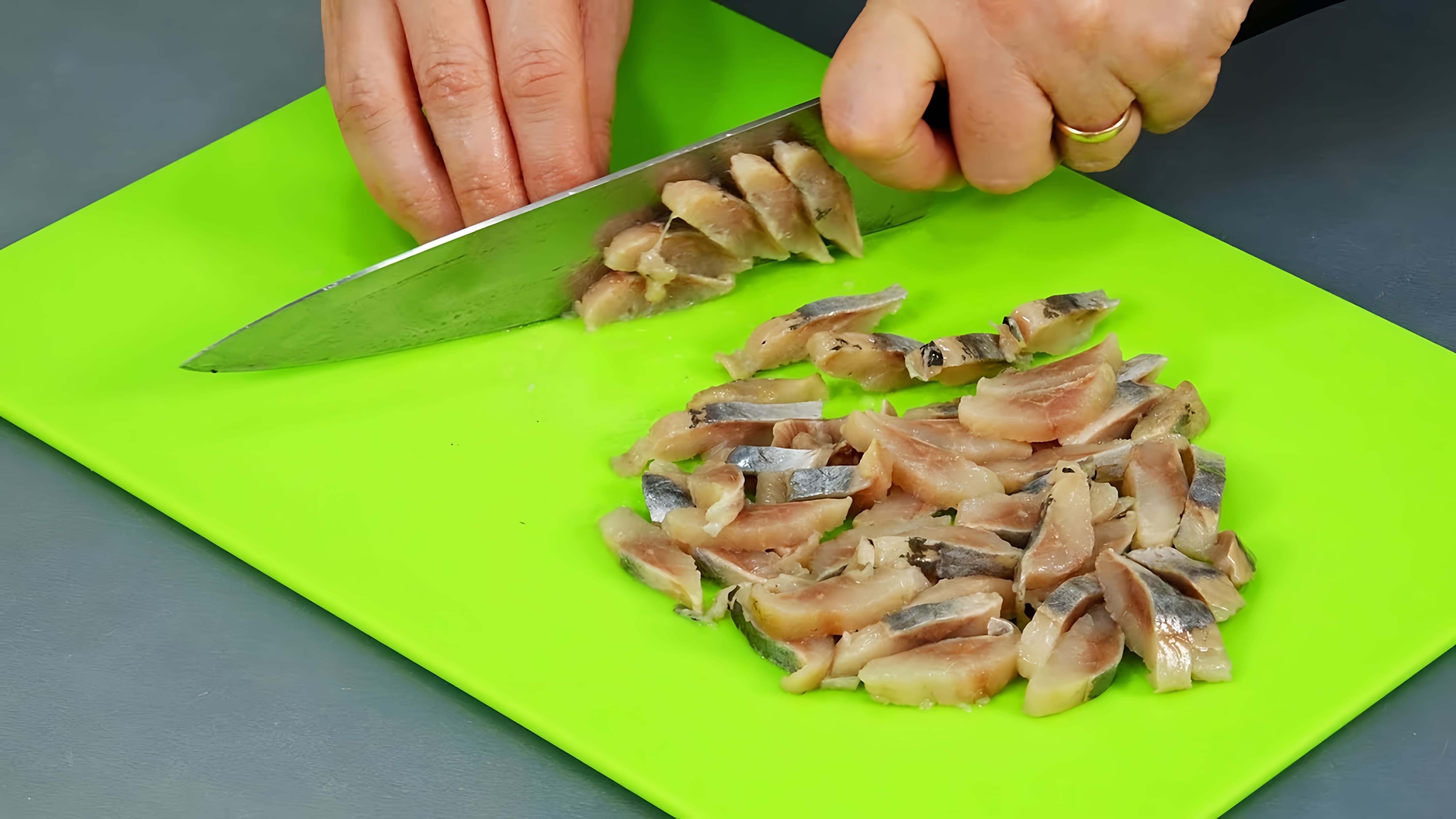 В этом видео показаны три необычных салата из селедки, которые можно приготовить на праздничный стол