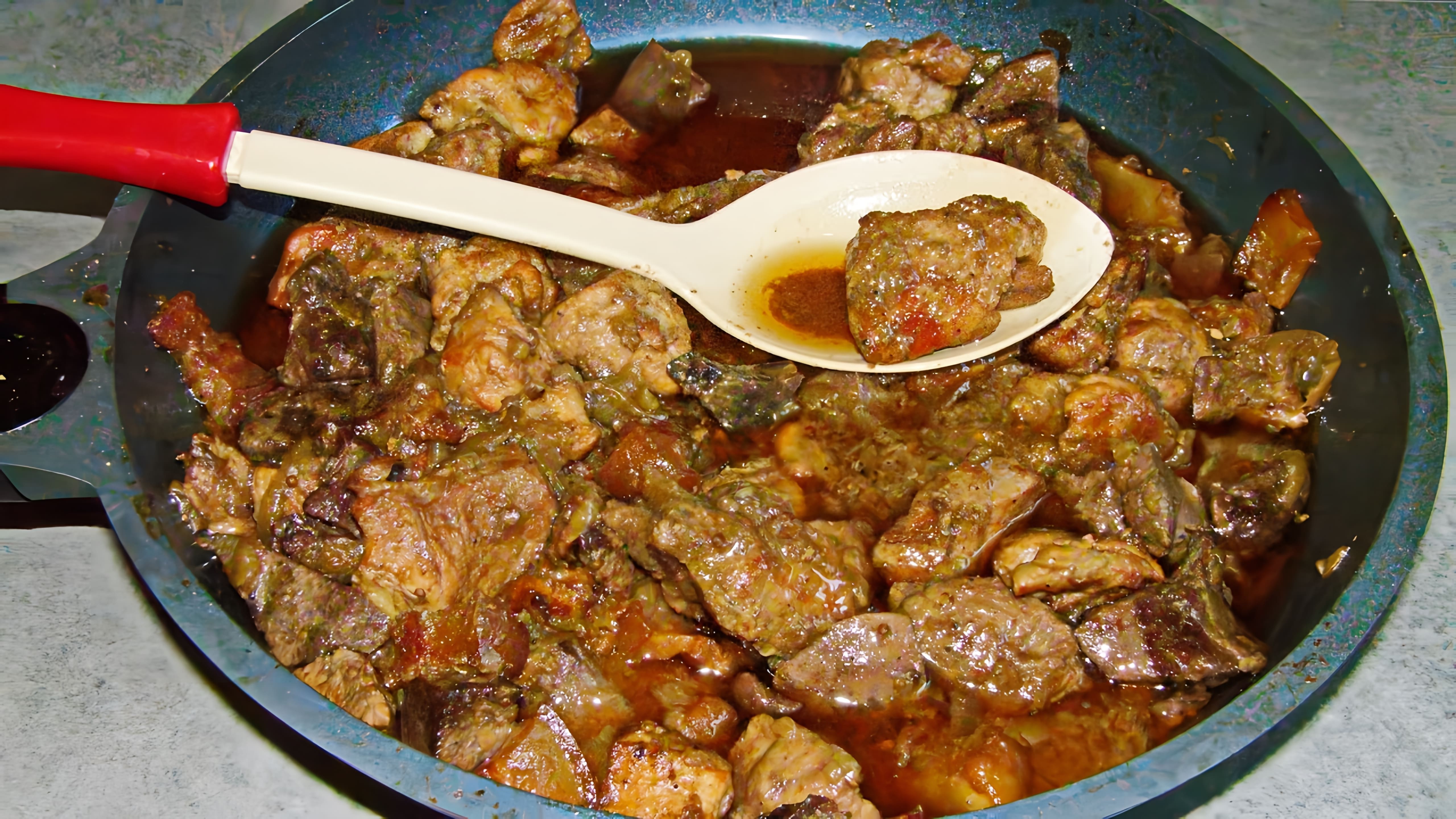В этом видео демонстрируется рецепт приготовления жареной свинины, которая, по мнению автора, получается вкуснее шашлыка