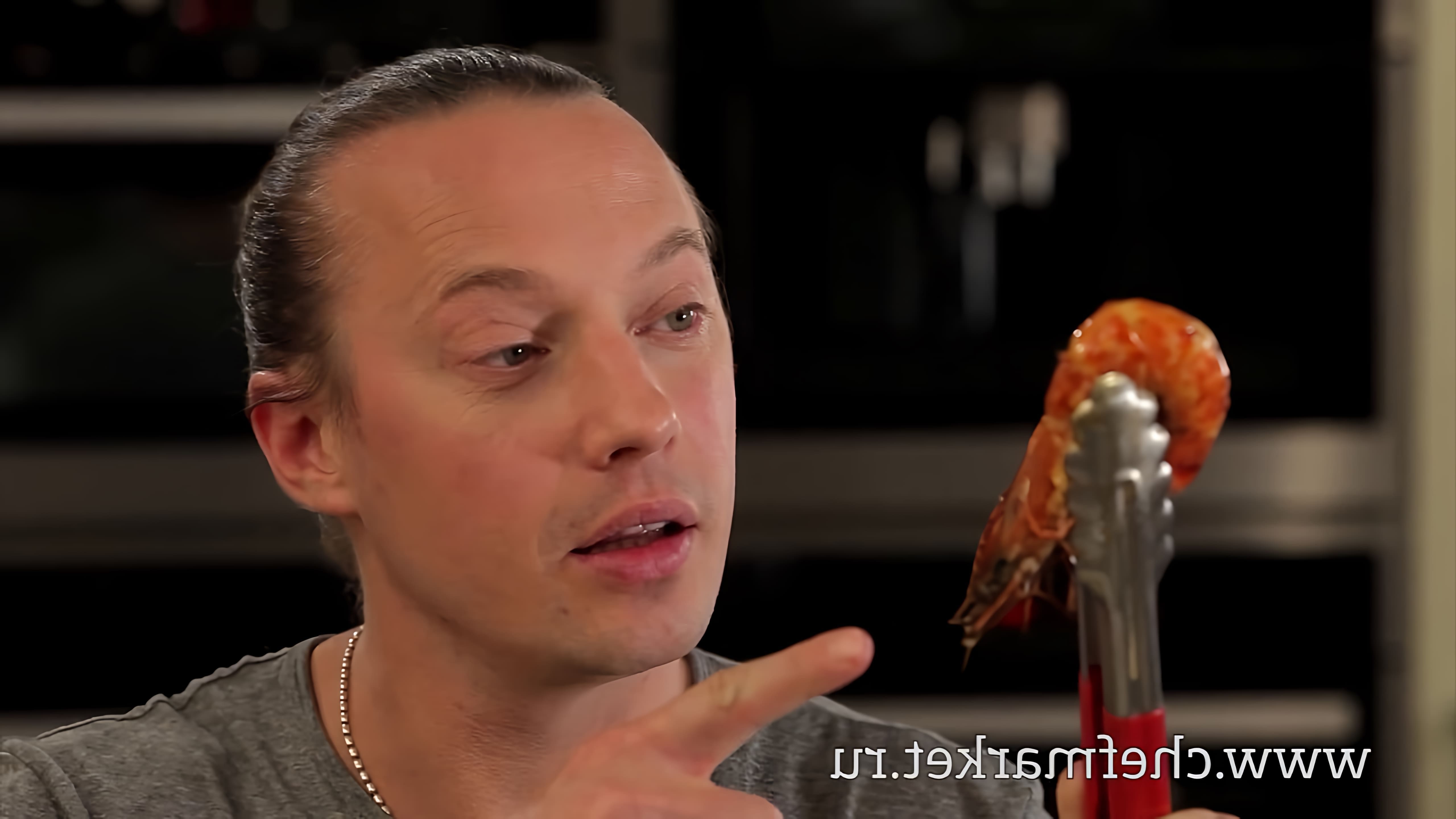 В этом видео рассказывается о том, как правильно выбирать и готовить креветки