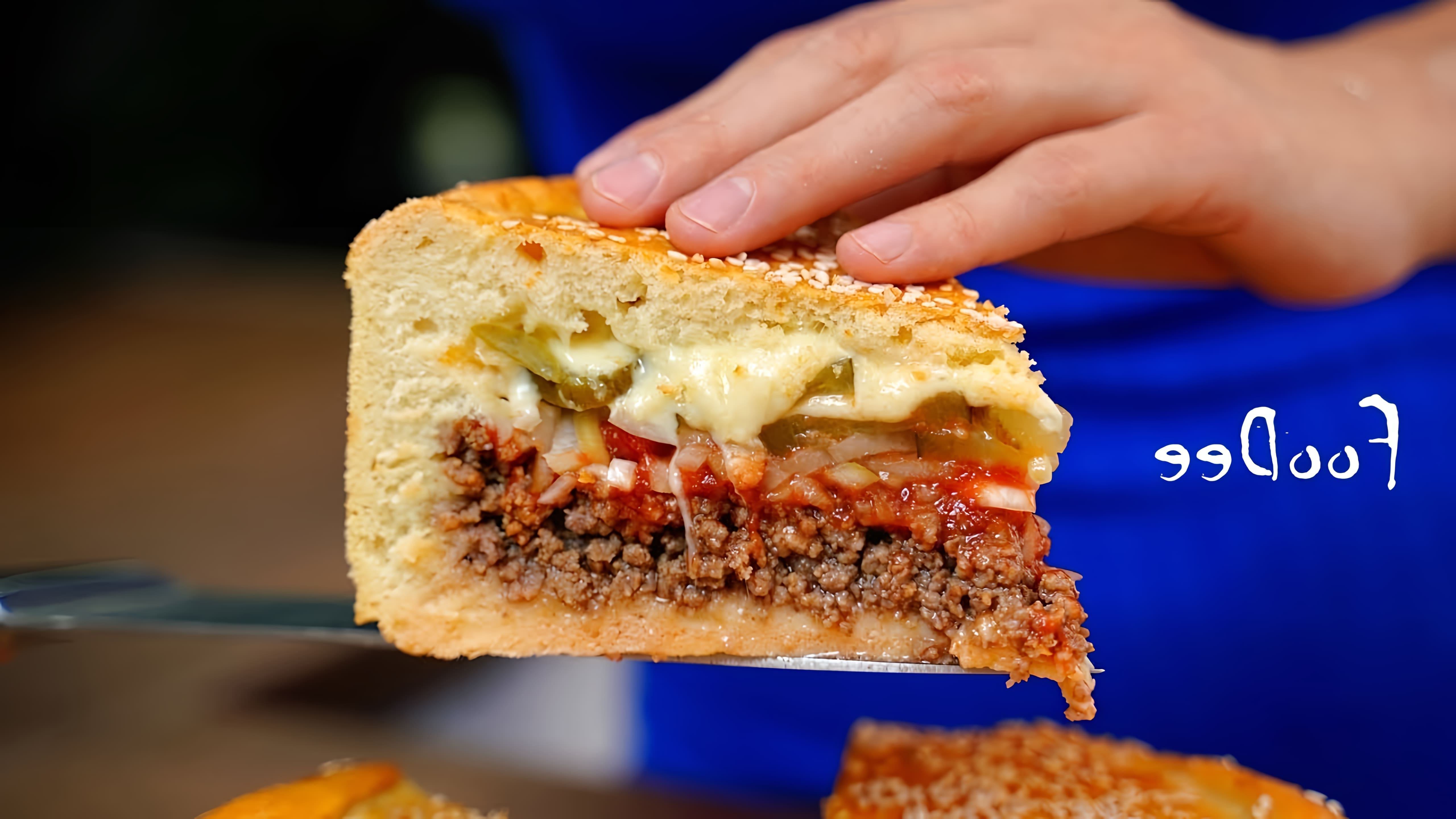 В этом видео демонстрируется процесс приготовления мясного пирога, который по вкусу напоминает чизбургер