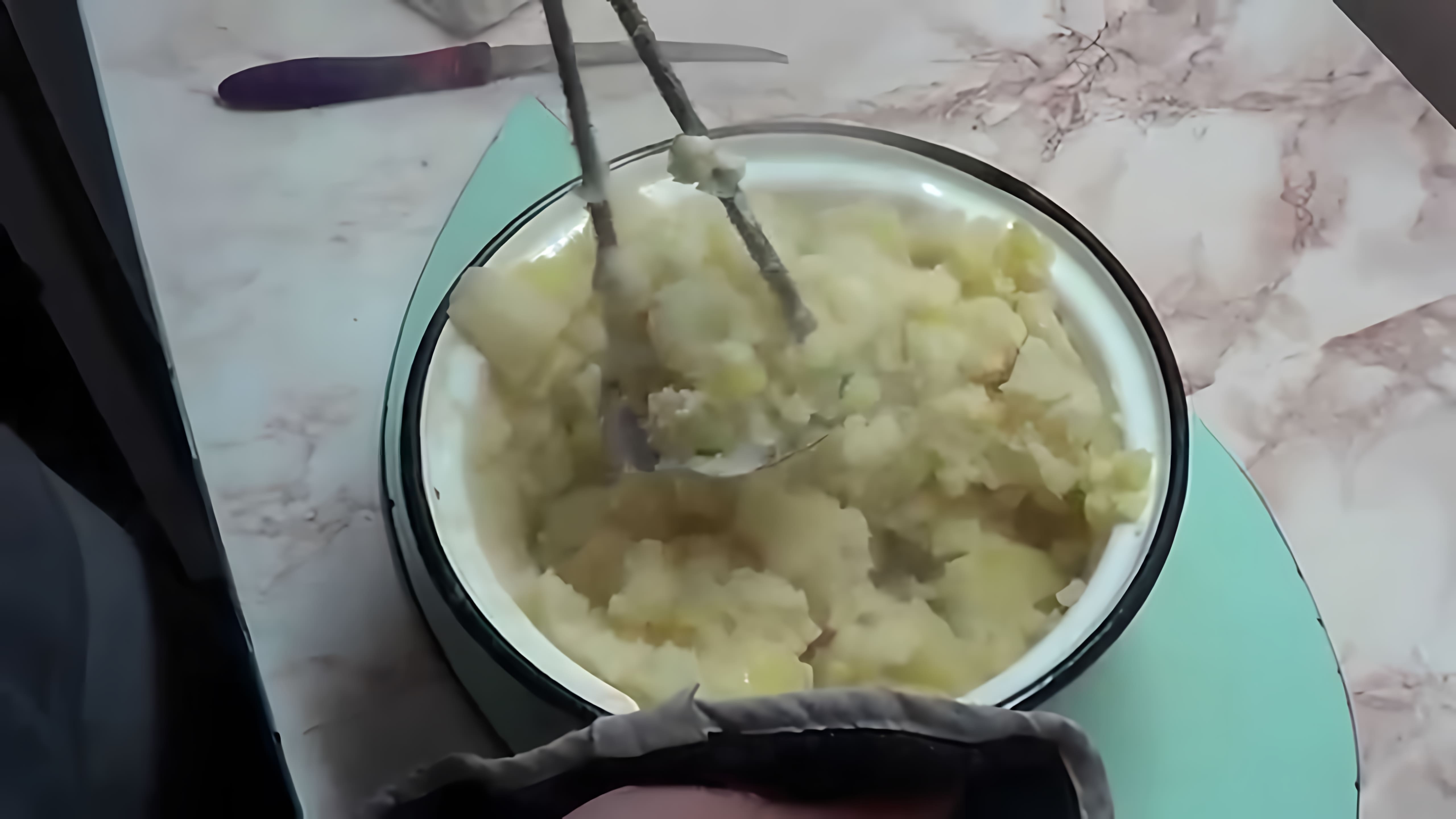 В этом видео демонстрируется процесс приготовления картофельного пюре с молоком