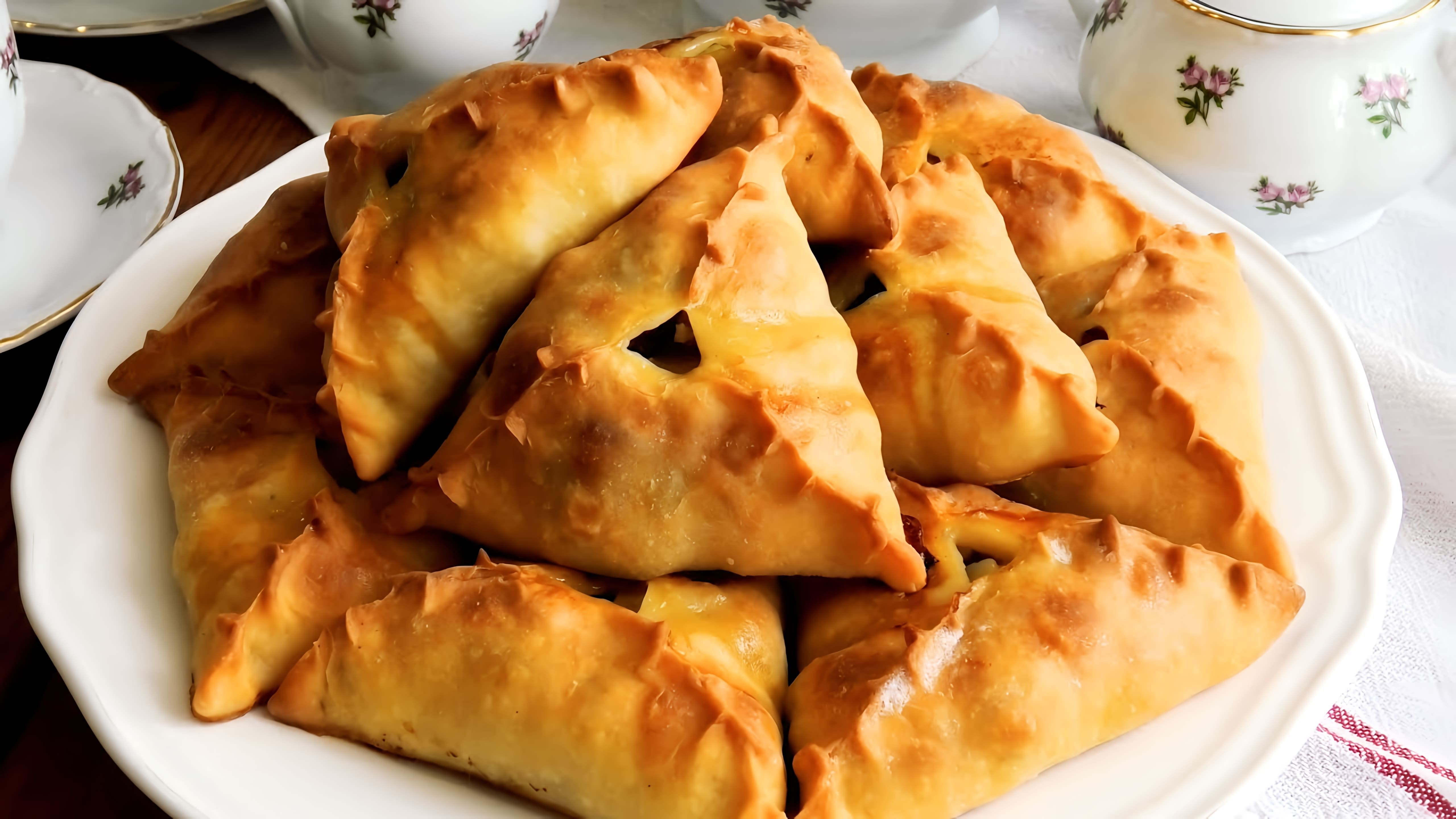 В этом видео демонстрируется процесс приготовления татарских эчпочмаков - треугольных пирожков с мясной начинкой и картофелем