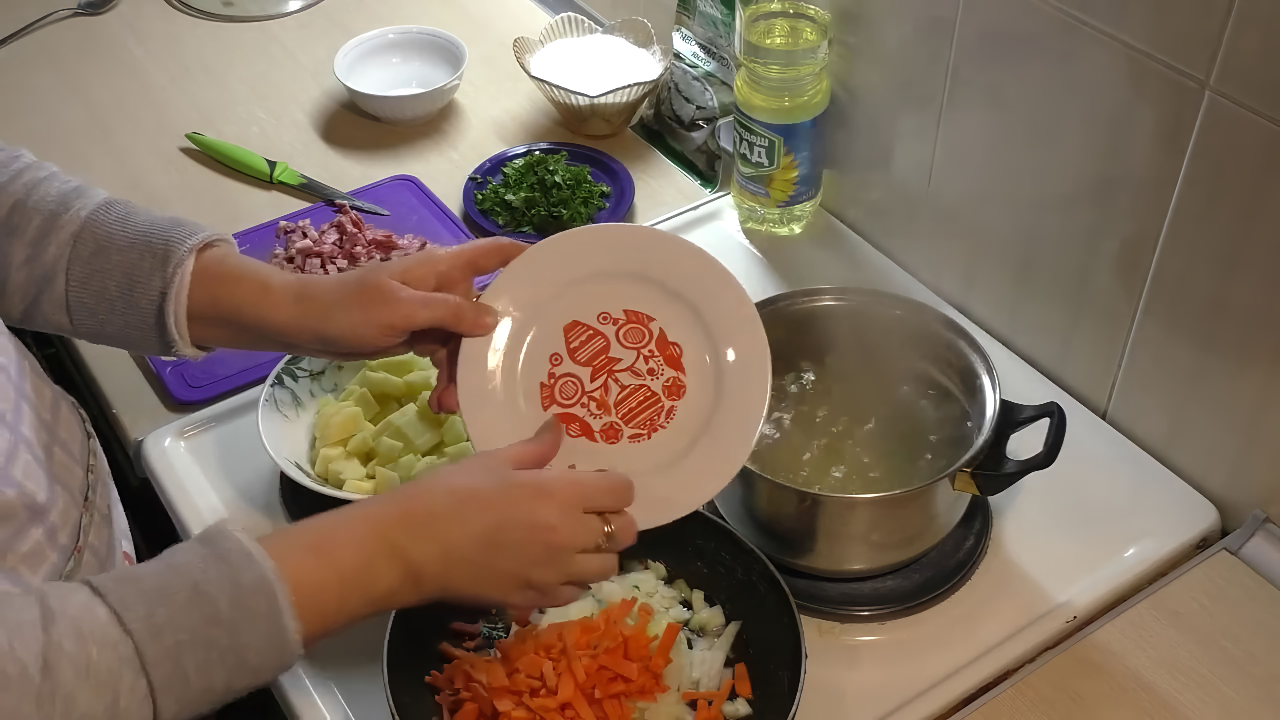 В этом видео демонстрируется процесс приготовления горохового супа с копченой колбасой
