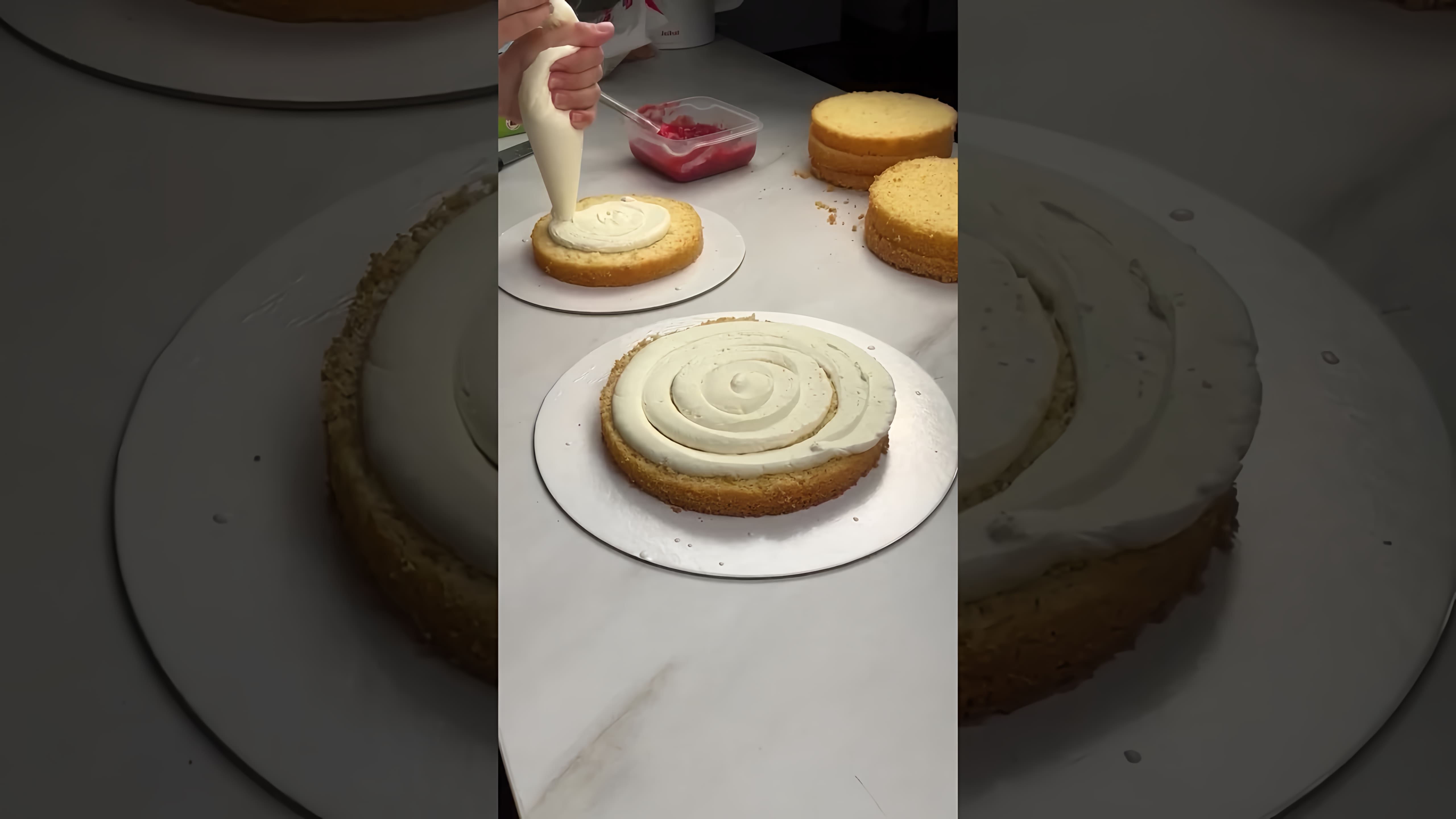 В этом видео демонстрируется, как сделать торт в форме сердца без использования специальной формы