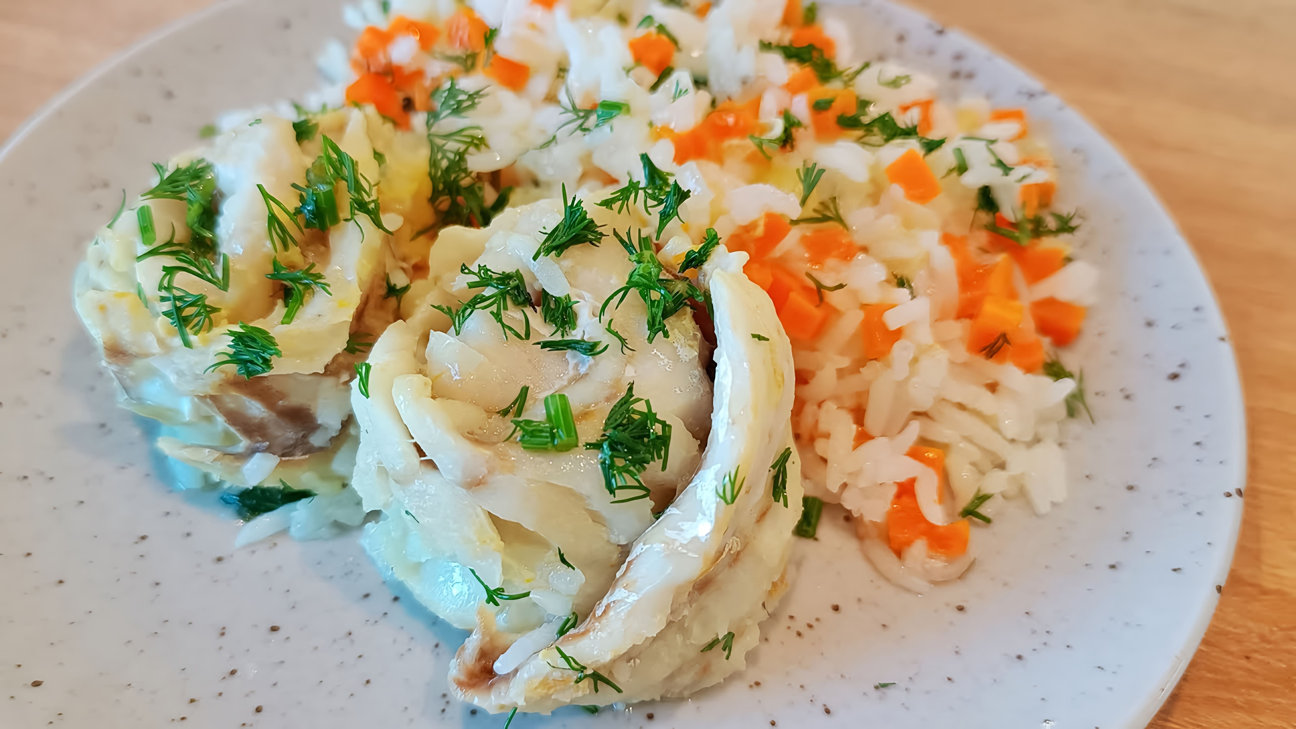Простой рецепт отличного диетического блюда: припущенное филе минтая с рисом, луком и морковью, приправленное... 