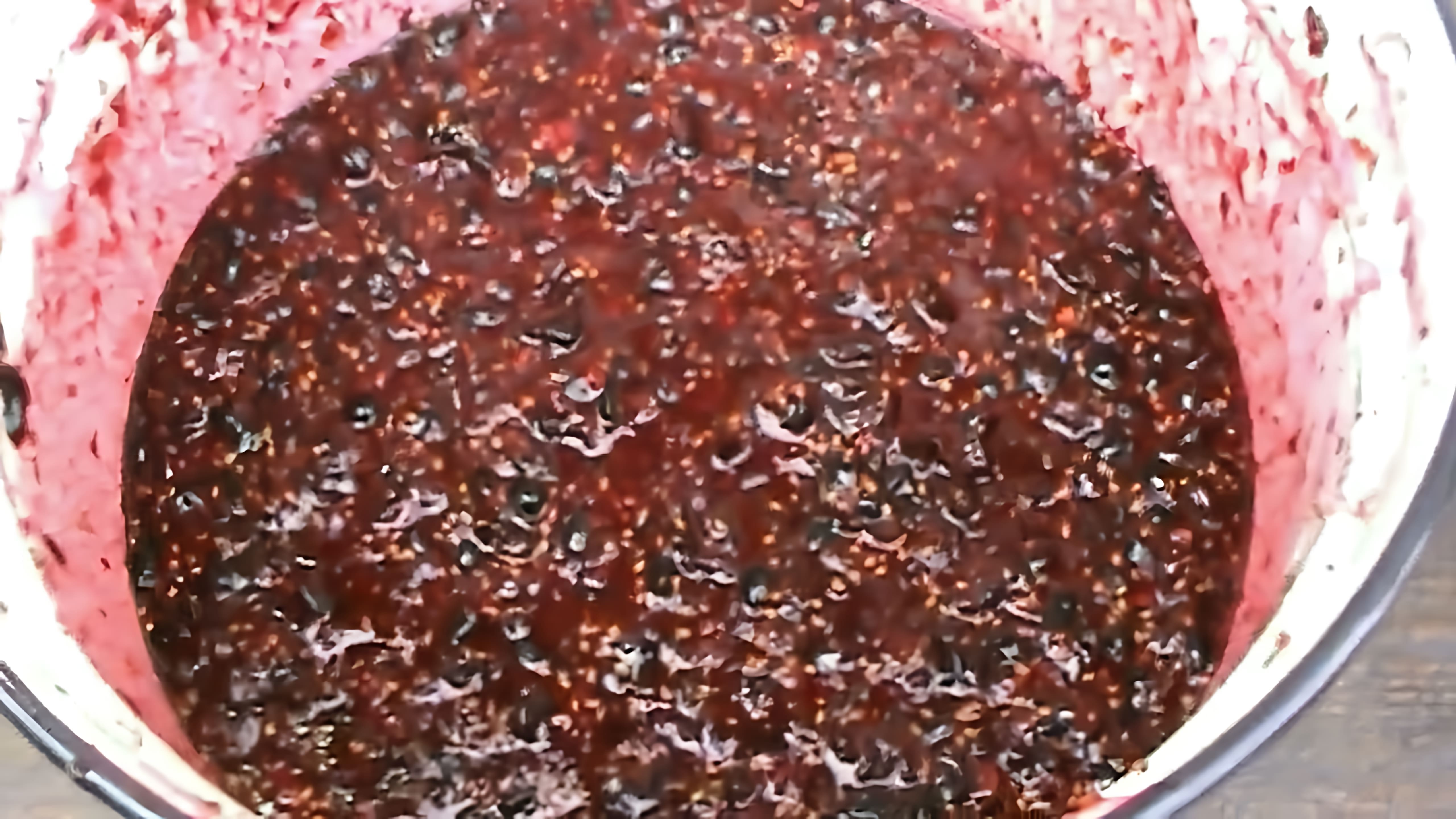 В данном видео демонстрируется процесс приготовления домашнего вина из черной смородины