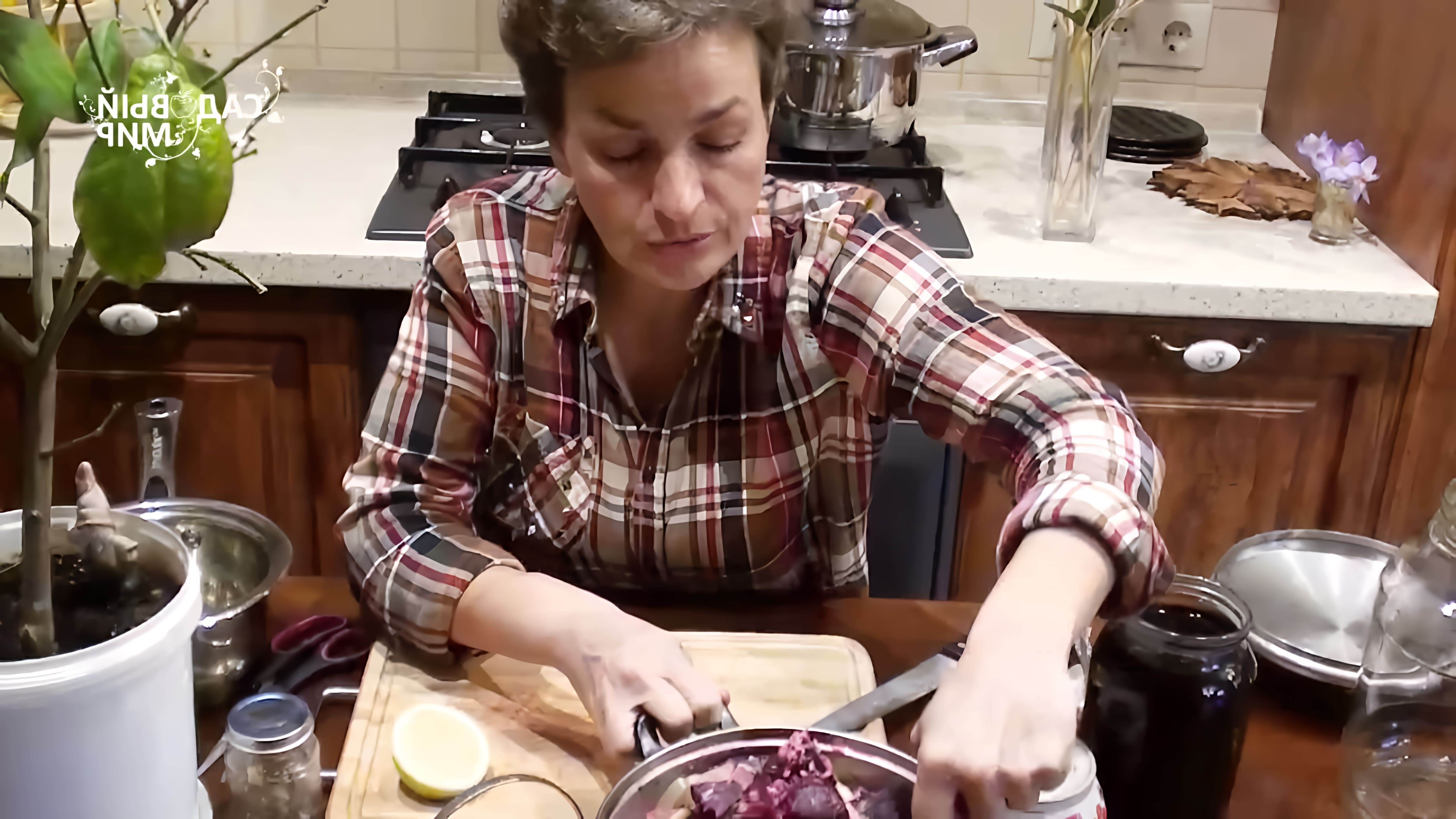 В этом видео представлен рецепт приготовления свеклы с хреном и лимоном