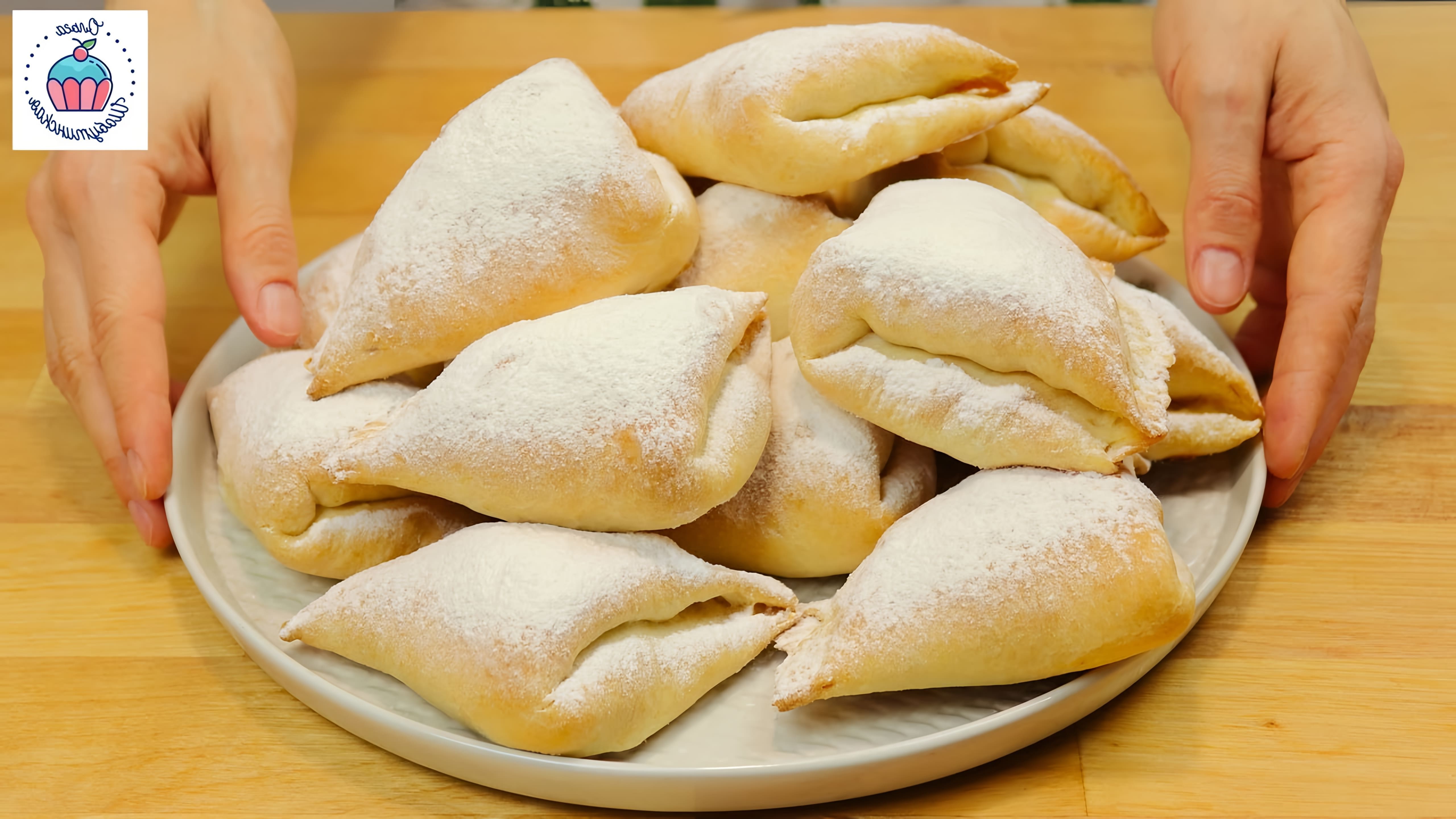 В этом видео демонстрируется процесс приготовления печенья или пирожных "Яблоки в Платочках"