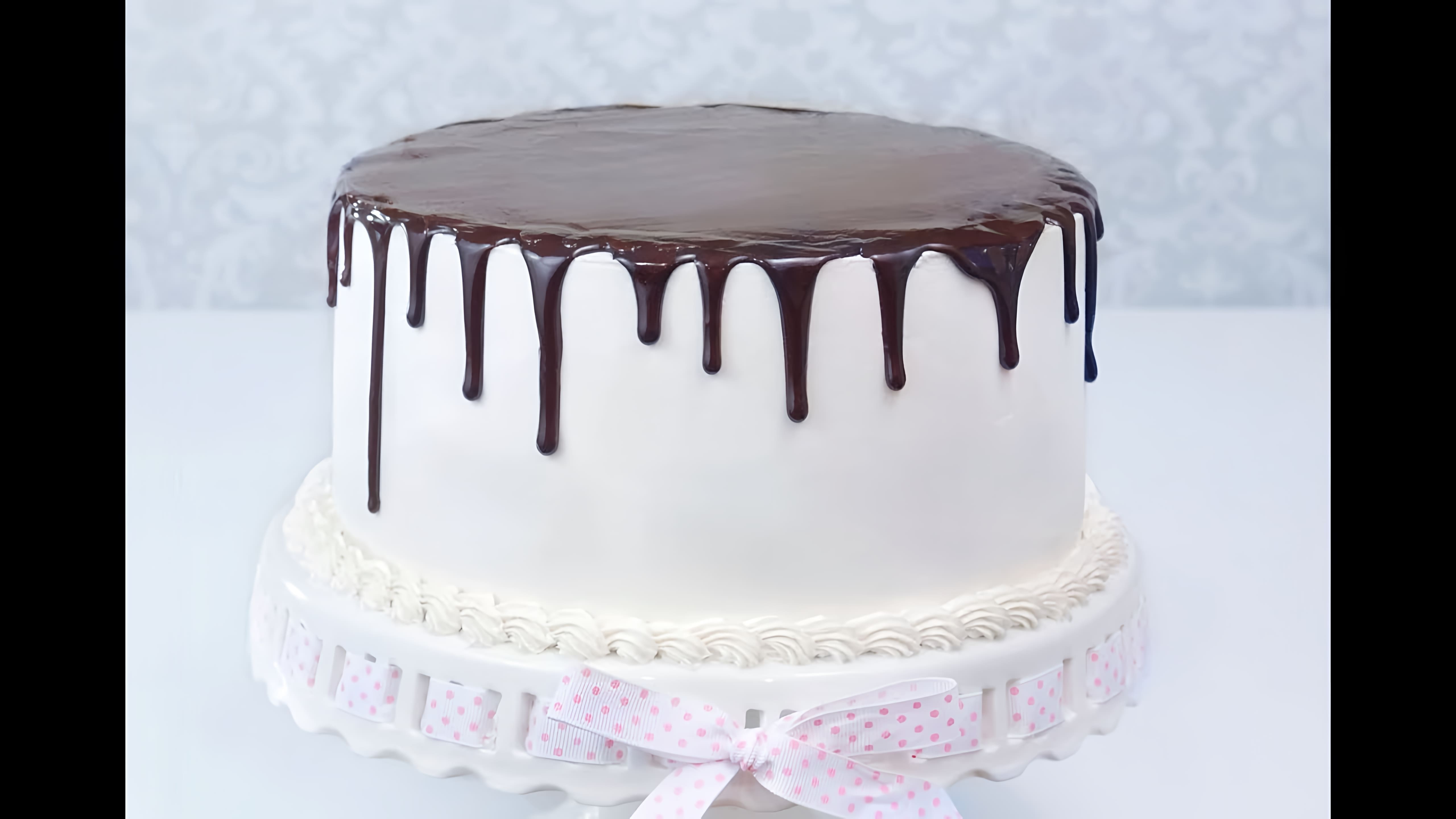 В этом видео кондитер делится двумя рецептами шоколадной глазури для создания идеальных шоколадных подтеков на торте