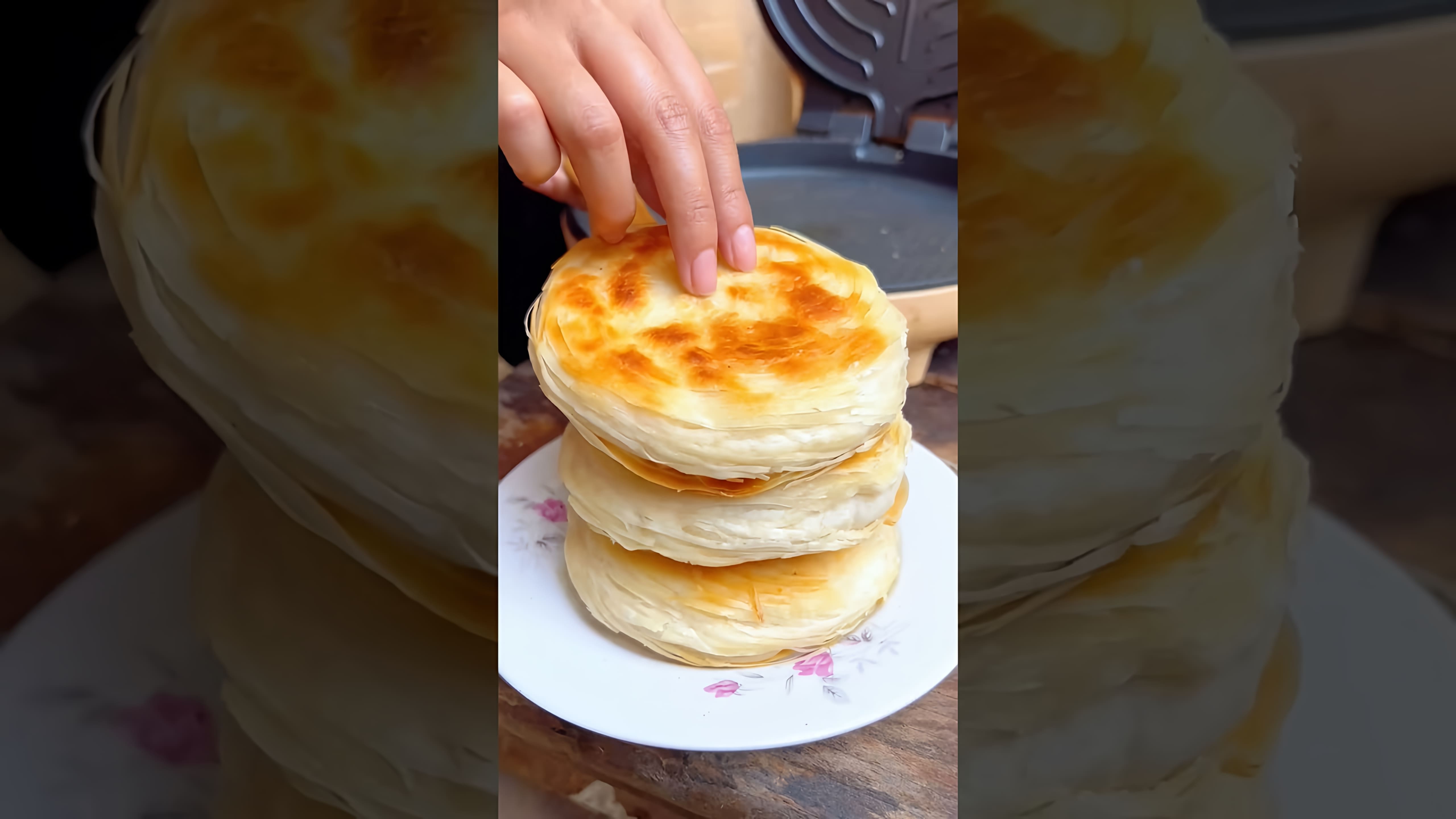 Chinese Burger shredded chilli - это видео-ролик, который демонстрирует процесс приготовления китайского бургера с нарезанным чили