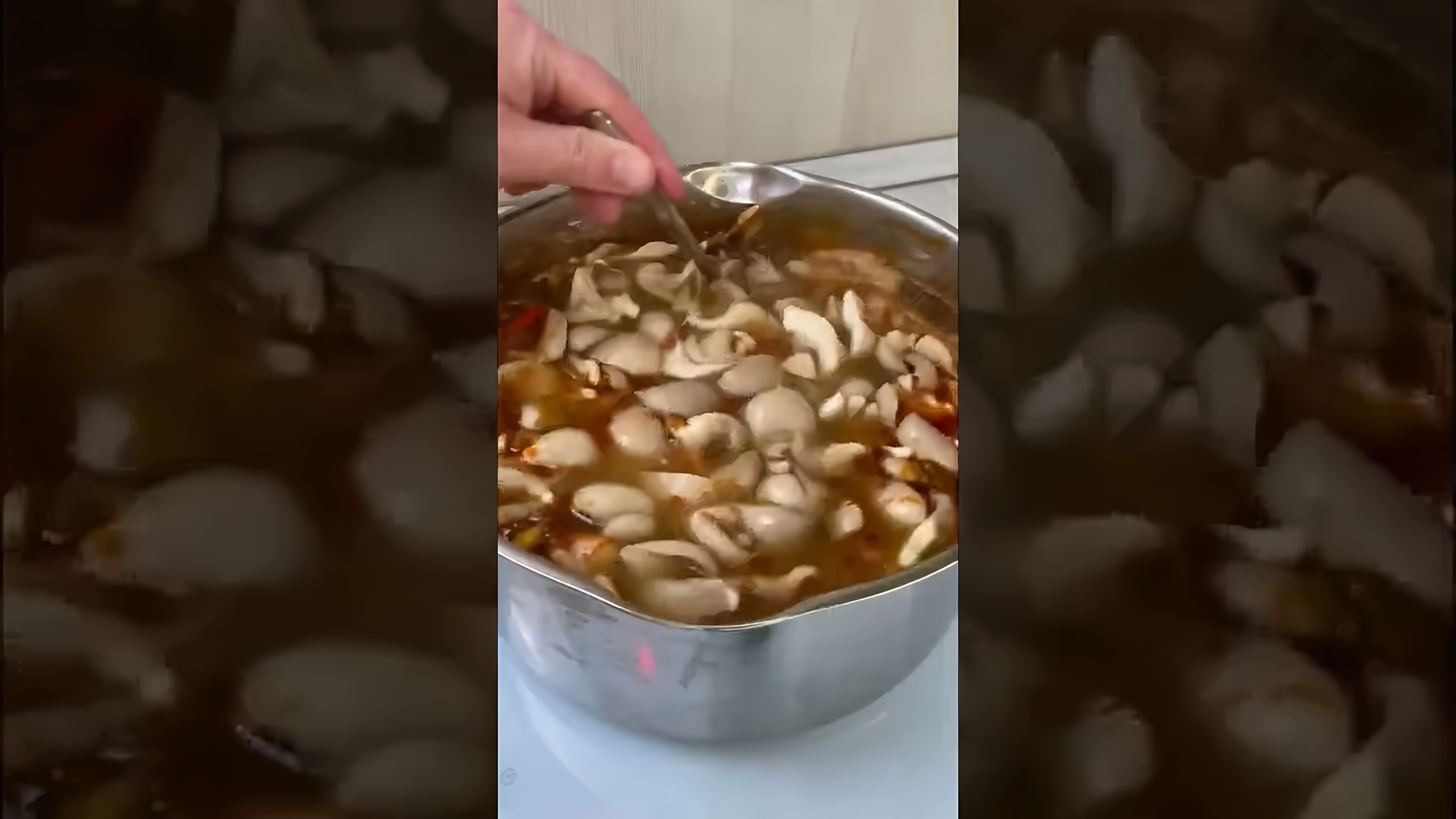 В этом видео рассказывается о тайском супе Том Ям, который является вкусным и ароматным блюдом, насыщенным различными ингредиентами