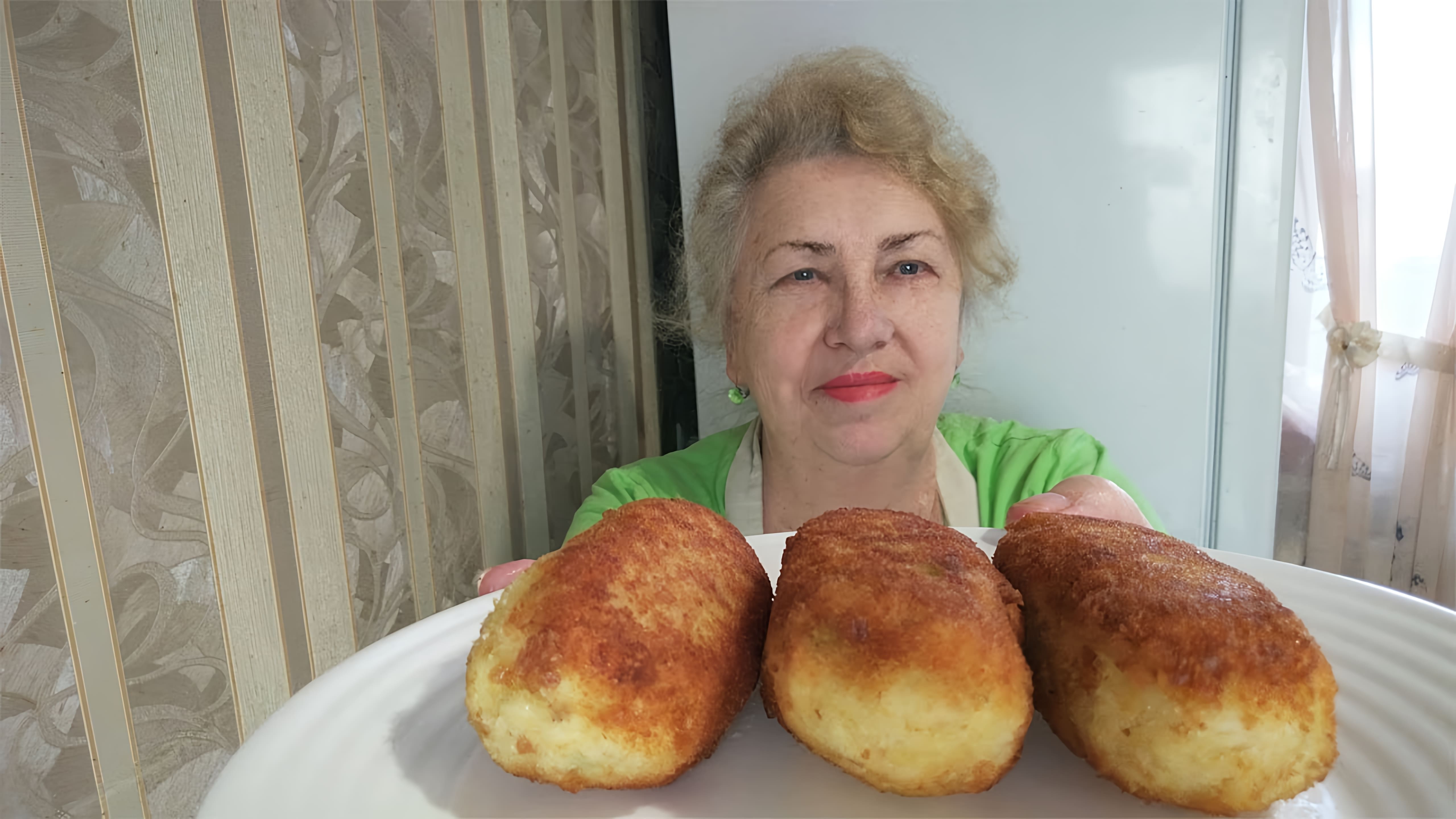 В этом видео демонстрируется процесс приготовления котлет по-киевски