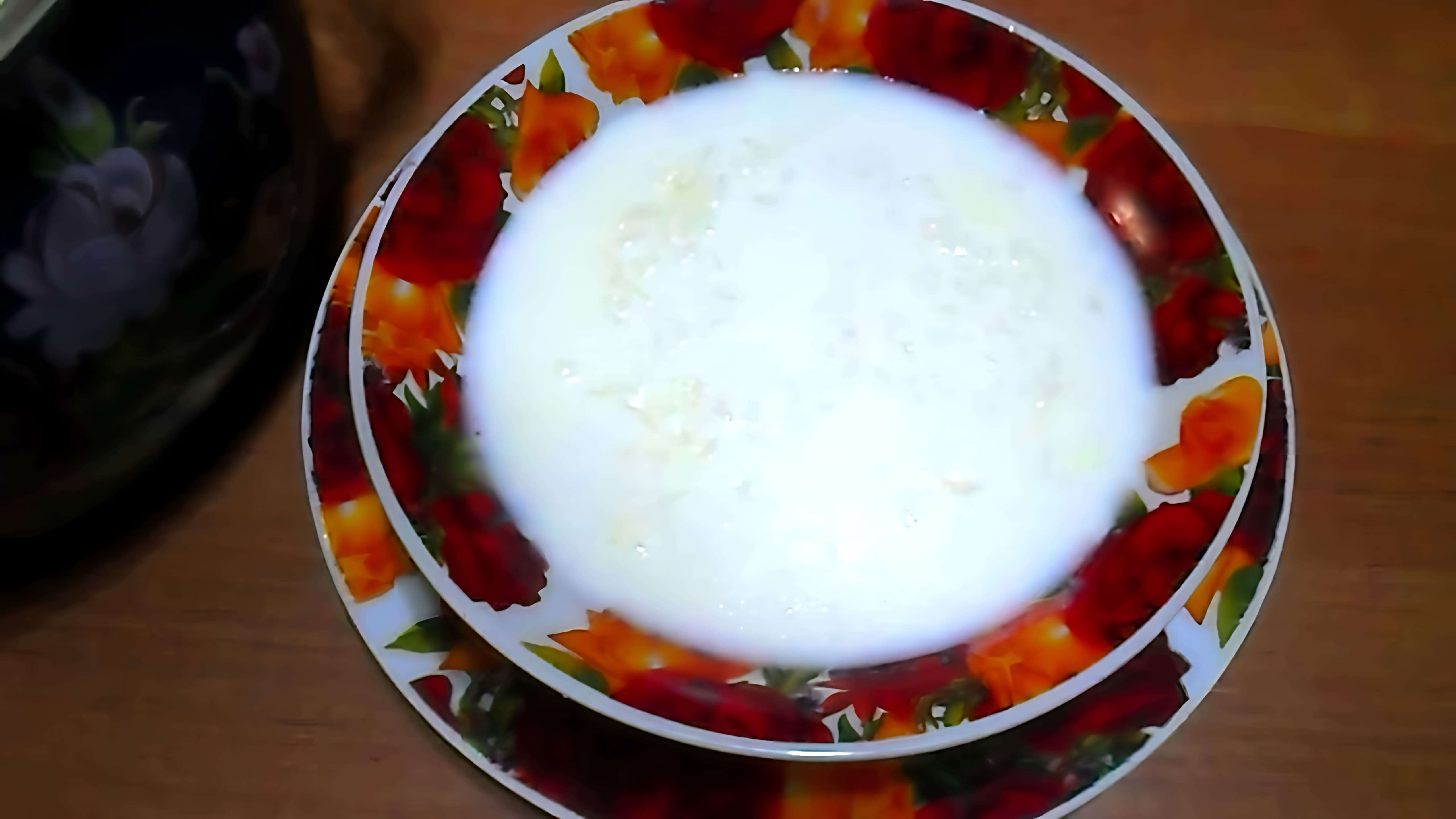 В этом видео демонстрируется процесс приготовления молочного рисового супа