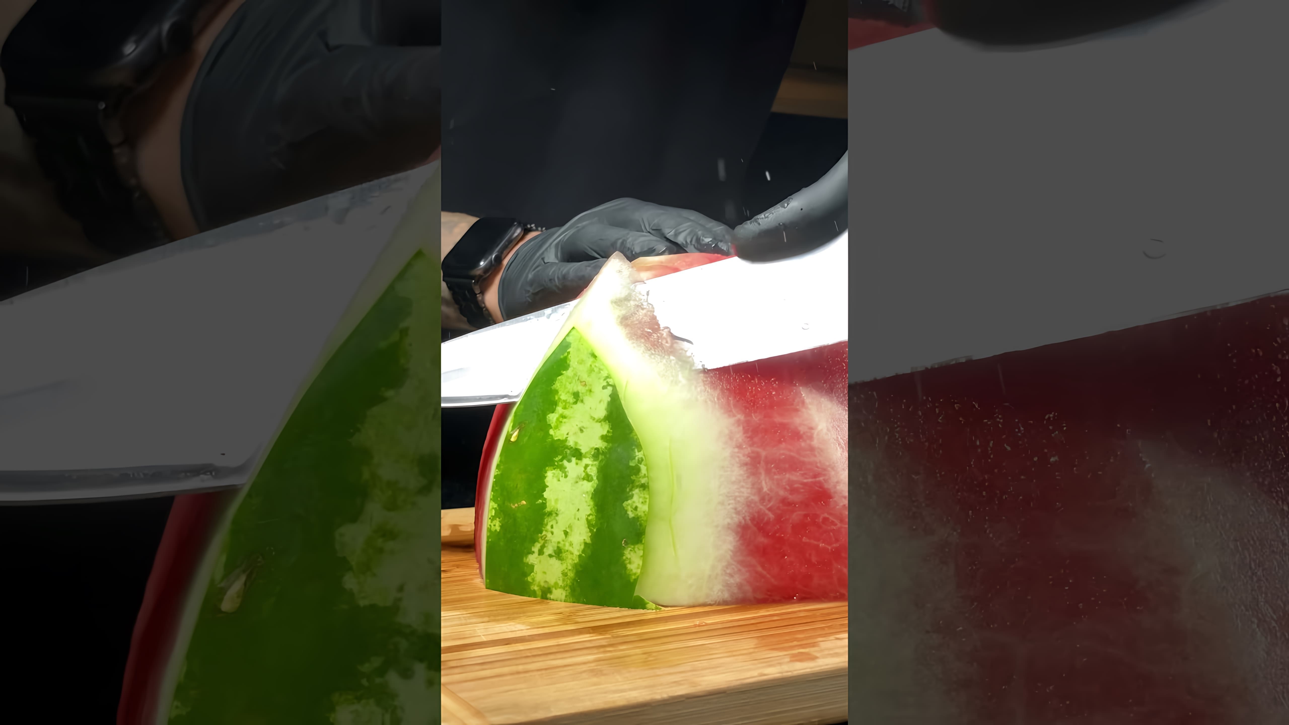 В этом видео демонстрируется процесс приготовления фруктов в стекле