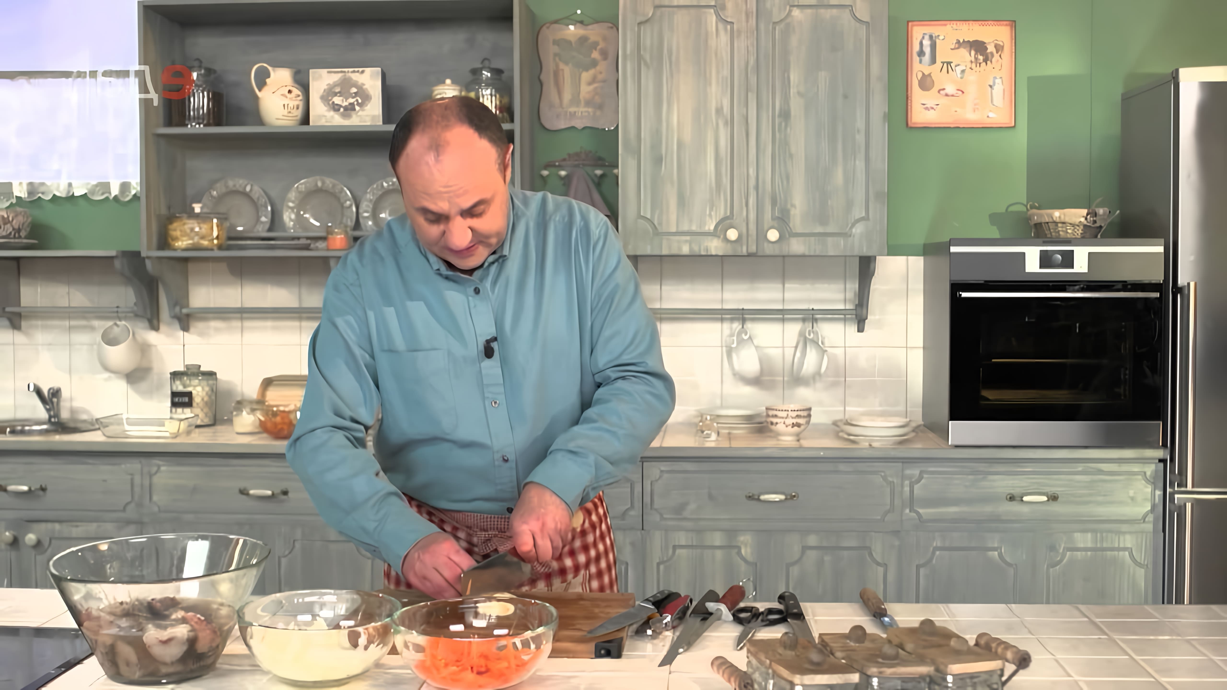 Видео посвящено приготовлению маринованной рыбы, которую ведущий называет любимым блюдом для приготовления во время встреч с мужскими друзьями