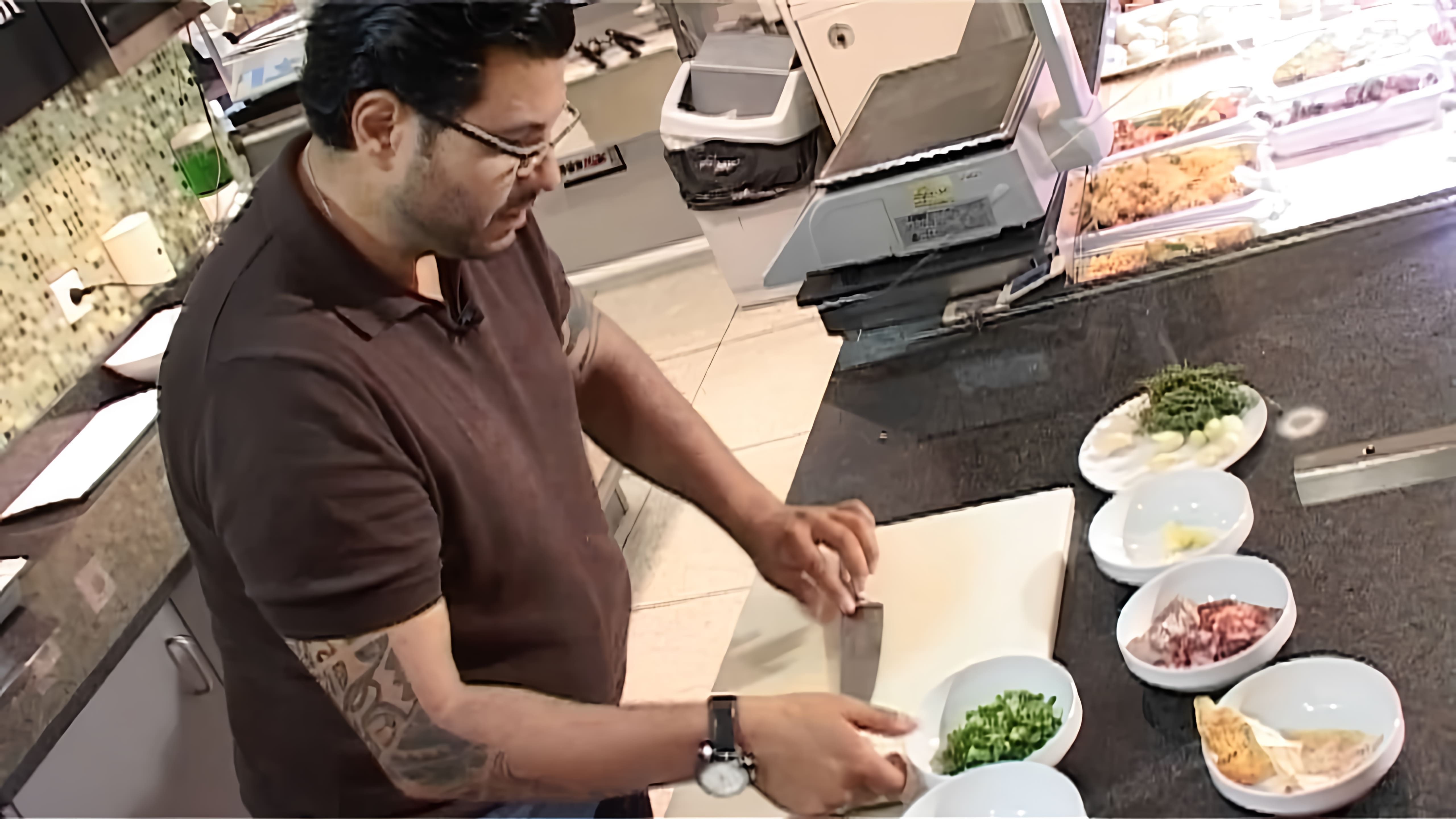 В этом видео шеф-повар Азбуки Вкуса показывает, как приготовить морские гребешки по-испански